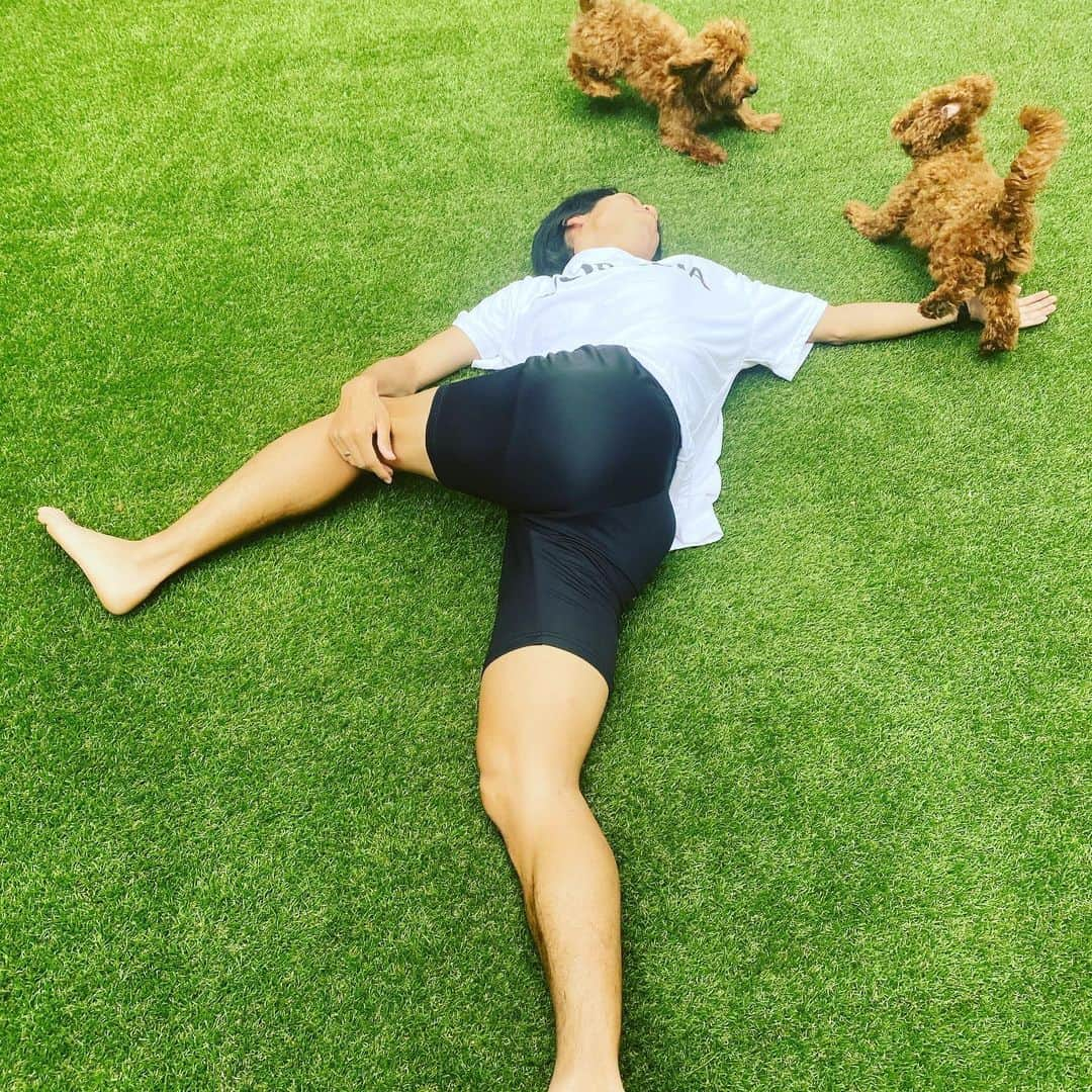 中村憲剛さんのインスタグラム写真 - (中村憲剛Instagram)「: ‪朝ヨガ🧘‍♂️‬﻿ 本当にオススメです。﻿ ﻿ ‪#ヨガ始めて2週間‬﻿ ‪#背中の軋みがすごい‬﻿ ‪#いかに背中が曲がっているか笑‬﻿ ‪#猫背解消してしまうかもしれない笑‬﻿ #それはないか苦笑﻿ #いかに至る所の固いところを見過ごしてきたか﻿ ‪#腰痛も良くなってる気がする‬﻿ ‪#体の隅々まで‬﻿ ‪#意識を行き渡らせるイメージ‬﻿ ‪#で集中してるから‬﻿ ‪#ジジ舐めないで‬﻿ ‪#求む膝に良いヨガ‬」5月28日 9時48分 - kengo19801031