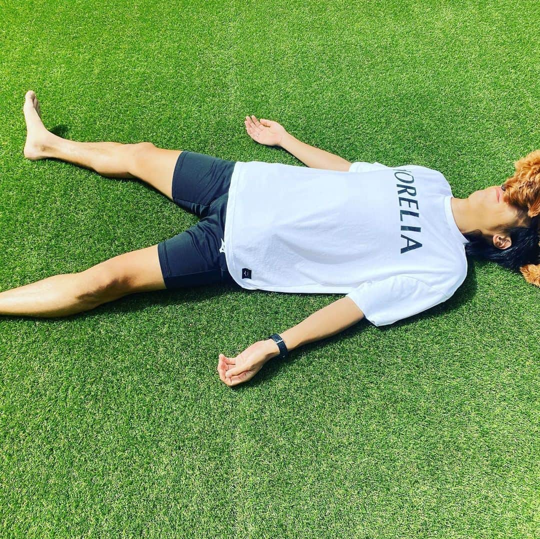 中村憲剛さんのインスタグラム写真 - (中村憲剛Instagram)「: ‪朝ヨガ🧘‍♂️‬﻿ 本当にオススメです。﻿ ﻿ ‪#ヨガ始めて2週間‬﻿ ‪#背中の軋みがすごい‬﻿ ‪#いかに背中が曲がっているか笑‬﻿ ‪#猫背解消してしまうかもしれない笑‬﻿ #それはないか苦笑﻿ #いかに至る所の固いところを見過ごしてきたか﻿ ‪#腰痛も良くなってる気がする‬﻿ ‪#体の隅々まで‬﻿ ‪#意識を行き渡らせるイメージ‬﻿ ‪#で集中してるから‬﻿ ‪#ジジ舐めないで‬﻿ ‪#求む膝に良いヨガ‬」5月28日 9時48分 - kengo19801031