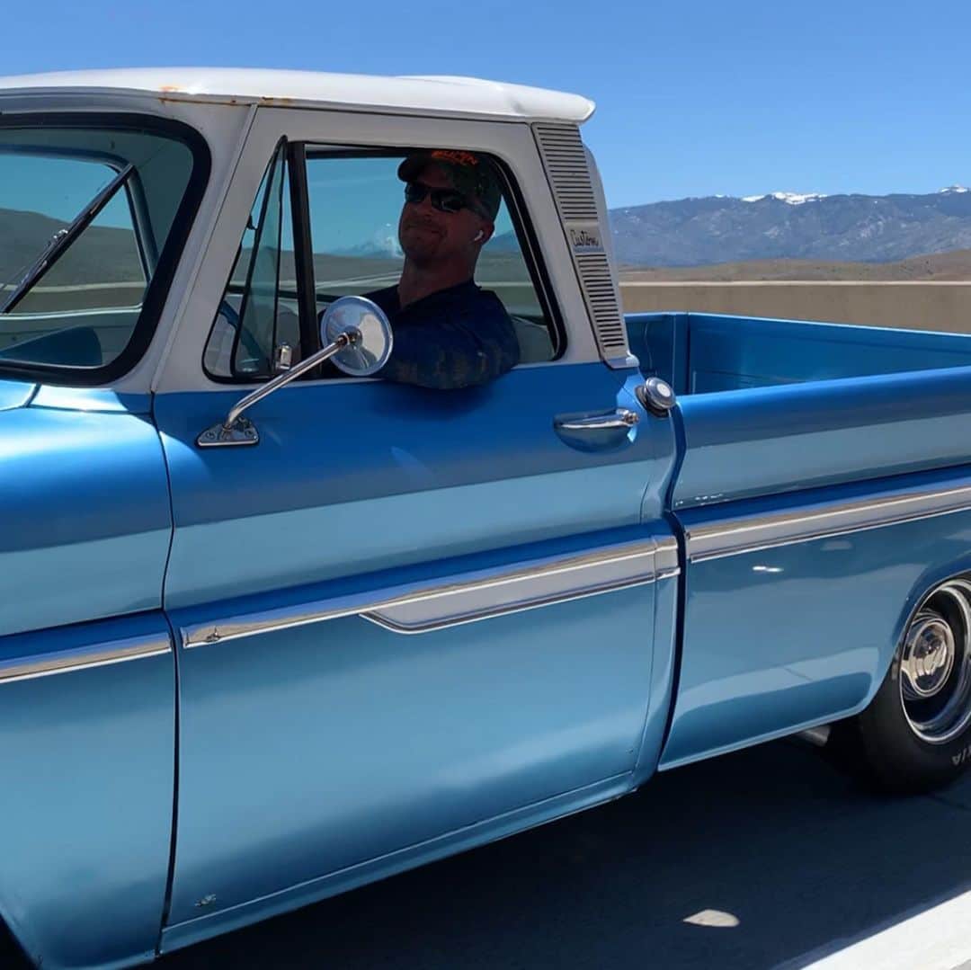 ストーン・コールド・スティーブ・オースチンのインスタグラム：「Ridin’  #chevy #c10 #trucks #nevada #freedomcruise  Photo: @ctpconcepts」