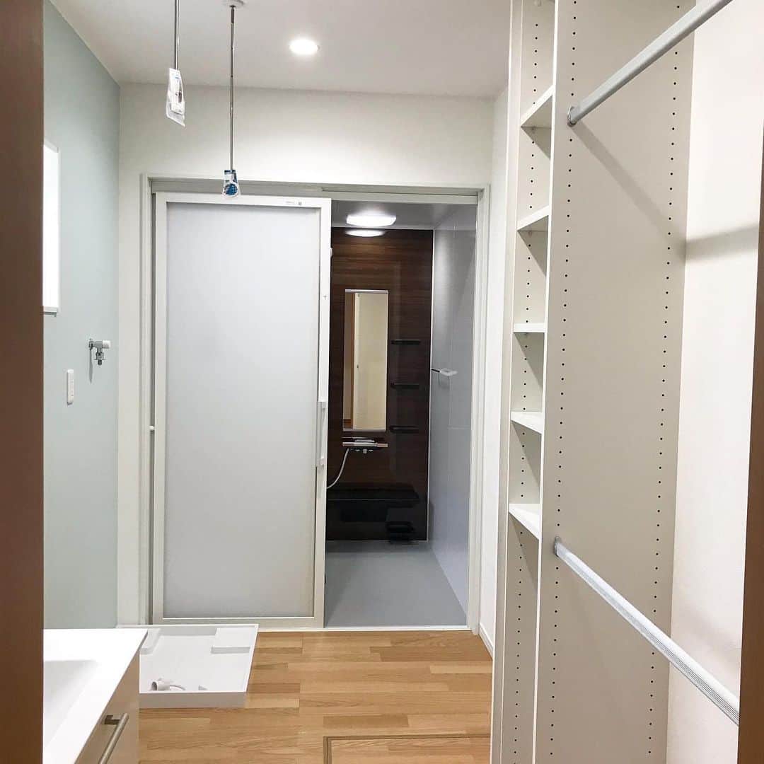 吉建ホームのインスタグラム：「千葉市K様邸🏡 家事動線も考えられたランドリールーム 梅雨の時期も安心ですね🐌 ーーーーーーーーーーーーーーーーーーー 『STAY HOMEで間取り無料相談』実施中‼︎ 是非、お気軽にお申し込み下さい♪ 詳細は弊社HPにて👍 ▶︎▶︎ @yoshikenhome ーーーーーーーーーーーーーーーーーーー  #注文住宅 #マイホーム #新築 #イベント #住宅 #家 #ユニットバス #工務店 #stayhome #吉建ホーム #マイホーム計画 #おうち時間 #一戸建て #家事動線 #無料相談 #自由設計 #施工実例 #外観 #ランドリールーム #外断熱 #高気密高断熱 #高断熱 #健康住宅 #アレルギー #地震 #地震に強い #モデルハウス #木造住宅 #いい家 #空気がきれい」