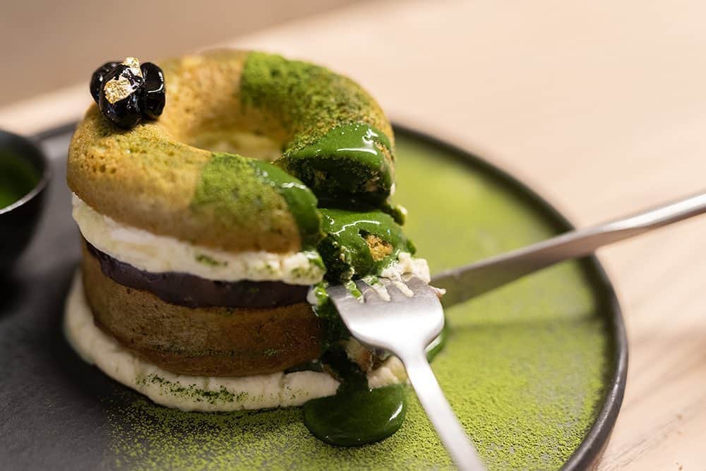 コエのインスタグラム：「.﻿ .﻿﻿ 「ドーナツメルト 抹茶とあずきのティラミス」﻿ donuts melt matcha & azuki bean tiramisu﻿ ¥1,050+tax﻿ ﻿ 昨年人気のドーナツメルト”濃厚宇治抹茶ティラミス”に、﻿ 小豆が入って新登場✨﻿ ﻿ 上品な宇治抹茶とマスカルポーネチーズのコクに、﻿ 小豆の甘さが相性抜群です☺﻿ まるでティラミスのようなドーナツメルトは﻿ koe donutsのイートインでしか食べられない﻿ スペシャルなメニューです✨﻿ ﻿ その場で練り立てたお濃茶をかけると、﻿ 抹茶好きにはたまらない﻿ 濃厚な抹茶をお楽しみいただけます🍵﻿ ﻿  ただいま営業時間を10:00〜18:00に短縮して営業しております。 店内はこまめに換気を行い﻿ 座席数を減らし、席の間隔を開けて営業をしております。﻿ ぜひイートインもご利用ください。﻿ ﻿﻿ #koedonuts #koeethical #donutsinnovation #donuts #cafestagram #genic_cafe #genic_sweets #cafetour #kyotocafe #ethical #コエ #コエドーナツ #ドーナツ #エシカル #エシカルドーナツ #地産地消 #カフェ巡り #京都カフェ #京都カフェ巡り #関西カフェ #四条カフェ #隈研吾 #長場雄 #京都観光 #도넛 #stayhome #おうち時間 #3時のおやつ #抹茶スイーツ #抹茶」