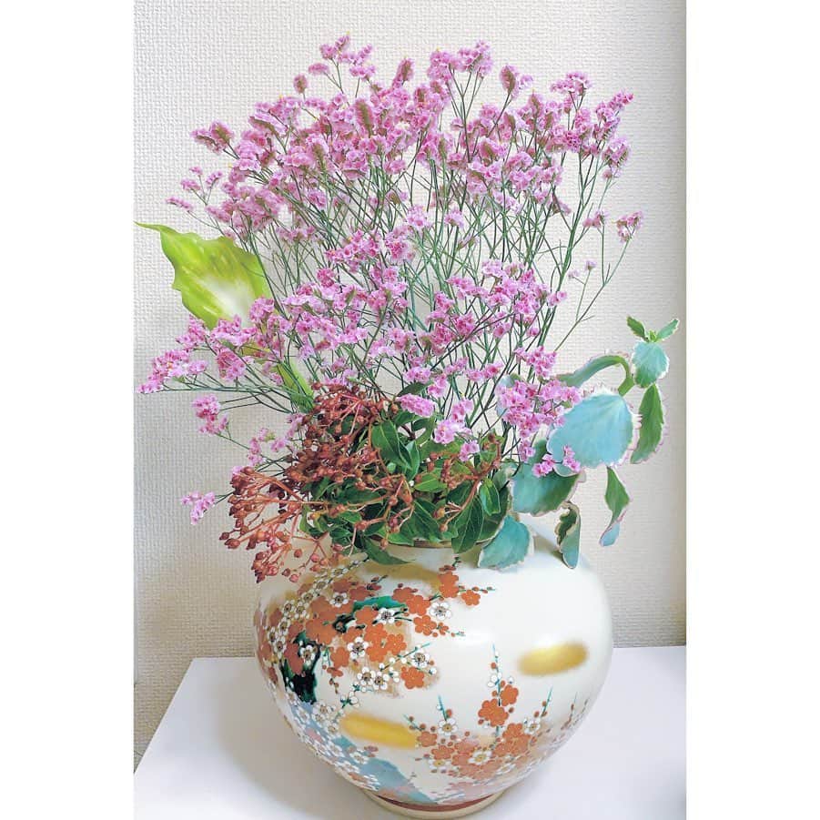久保陽香さんのインスタグラム写真 - (久保陽香Instagram)「. . . 今はスターチスを玄関に飾ってます。 2本でこの素敵なボリューム。  とっても綺麗な鮮やかなピンク色で 花瓶に生けるとより一層華やかさが弾けます。 たくさん楽しんでからドライにしよう♡  #宿根スターチス  #スターチス #くぼお花」5月28日 10時36分 - kubo_haru