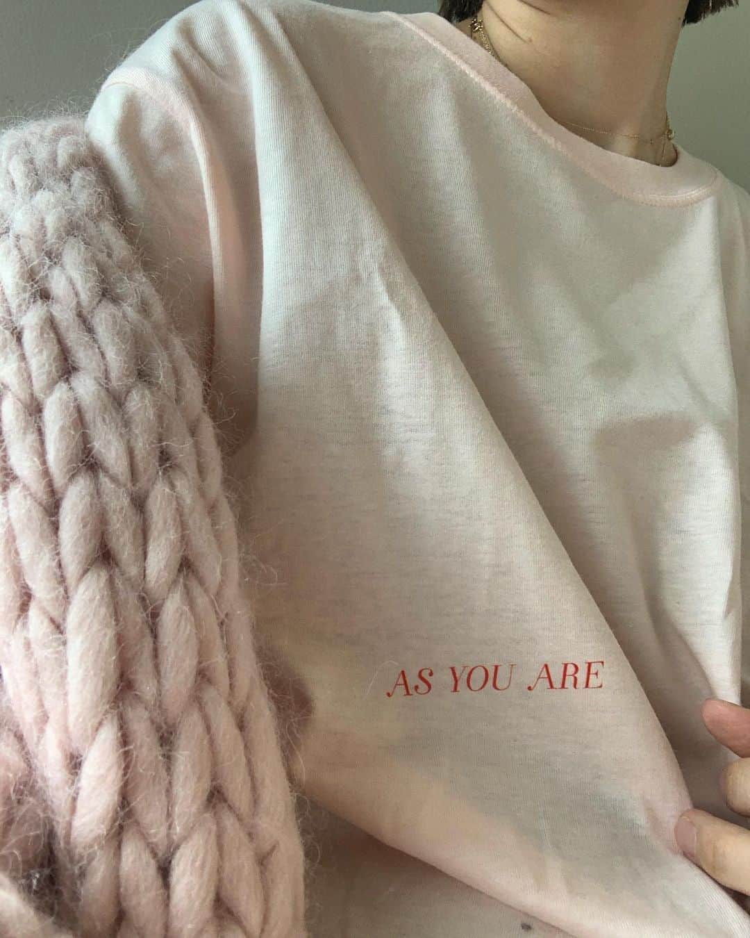 花盛友里のインスタグラム：「新作のTシャツ予約開始しました。 我ながらすんごく可愛くできた♡！ 表には ASYOU ARE ［ありのままで］の意味の言葉を。 脱いでみた。を撮影している上でいちばん大切に思っている言葉なのだ。 裏には小さく Don’t let social media take over your mind. （ソーシャルメディアに惑わされないで）って入れたよ。 SNSで得た知識や、見たものや人が全てだと思わないで。 自分を愛そう、大切な友達とたくさん話そう。  切り離すのは難しいけど上手に付き合ってゆきたいものです。  ちょっと透ける柔らかい生地の薄ピンク色、たまらん！ インナーが透けてるのも可愛いんだなー。 サイズは今回XXLのワンサイズ。 158センチのわたしが着るとワンピみたいに着たりも出来るよー！ モデルさんの身長は165センチ。  プロフィールリンクからどうぞー！」