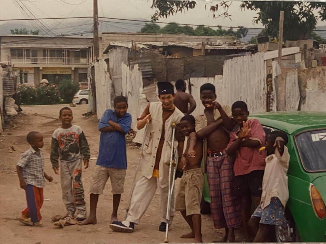 三木道三さんのインスタグラム写真 - (三木道三Instagram)「ジャマイカ🇯🇲のゲットーは家の壁がトタンとか。﻿ 95年頃はもろサードワールドって感じやな。﻿ 子供がカッコつけたり、ガタガタの道を走り回ったりでカワイイね〜﻿ ﻿ 日本🇯🇵は今でも断然先進国やと思うけど、﻿ 問題もまだまだある。﻿ ﻿ ジャマイカ🇯🇲もお金無かったら点滴抜かれたり消防車呼んでも来なかったり泥棒も強盗も多いし銃撃戦あるし、安心安全とは程遠い。﻿ ﻿ 写真に載ってる女の子の1人も銃で亡くなったらしい...😢 ﻿ ﻿ もっと全員を救おう幸せにしよう、ってシステムの社会になればこの世は天国になりえるのにな。﻿ ﻿ 舗装された道路を幸せへの道にしていかなきゃな。」5月28日 10時30分 - dozan11