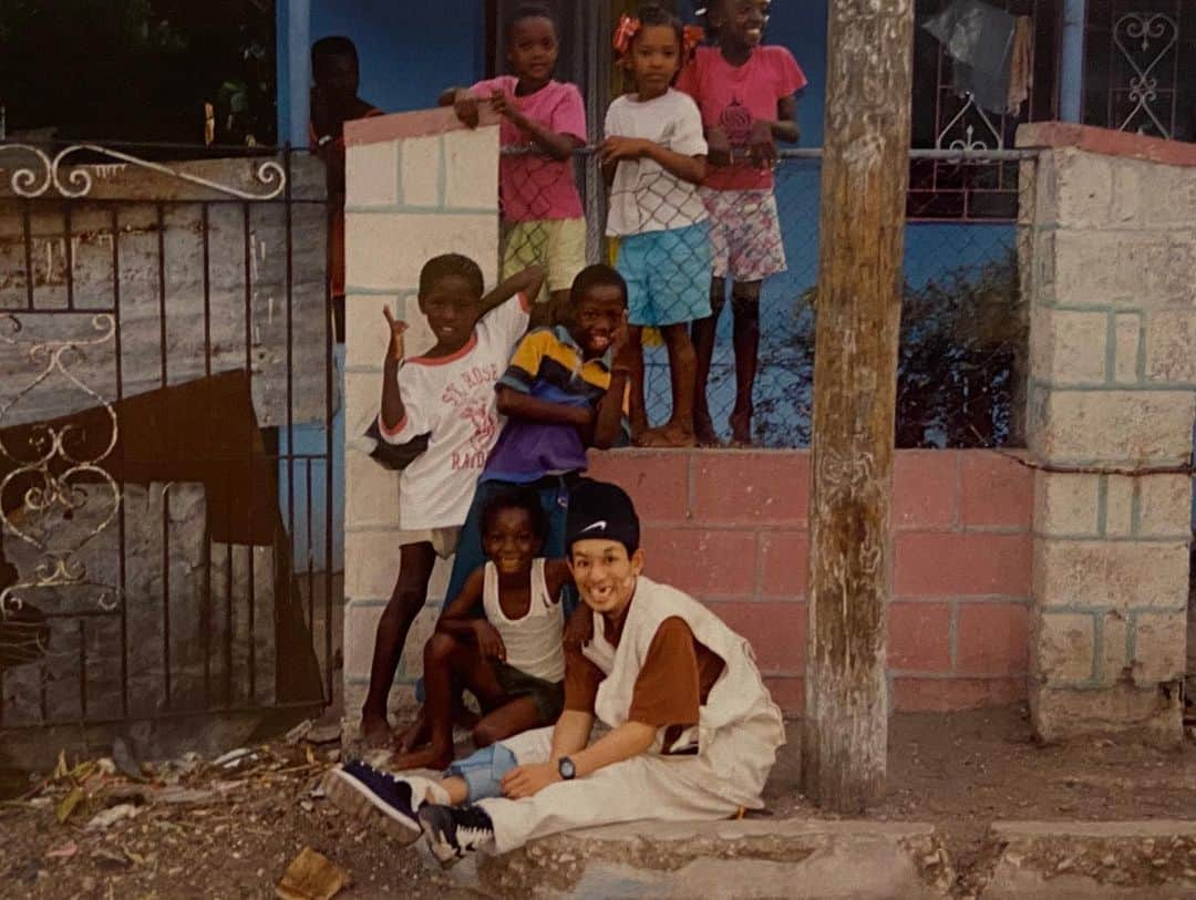 三木道三さんのインスタグラム写真 - (三木道三Instagram)「ジャマイカ🇯🇲のゲットーは家の壁がトタンとか。﻿ 95年頃はもろサードワールドって感じやな。﻿ 子供がカッコつけたり、ガタガタの道を走り回ったりでカワイイね〜﻿ ﻿ 日本🇯🇵は今でも断然先進国やと思うけど、﻿ 問題もまだまだある。﻿ ﻿ ジャマイカ🇯🇲もお金無かったら点滴抜かれたり消防車呼んでも来なかったり泥棒も強盗も多いし銃撃戦あるし、安心安全とは程遠い。﻿ ﻿ 写真に載ってる女の子の1人も銃で亡くなったらしい...😢 ﻿ ﻿ もっと全員を救おう幸せにしよう、ってシステムの社会になればこの世は天国になりえるのにな。﻿ ﻿ 舗装された道路を幸せへの道にしていかなきゃな。」5月28日 10時30分 - dozan11