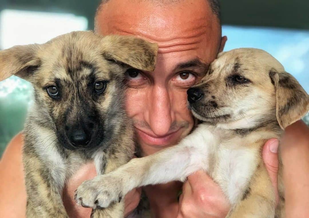 マヌ・ジノビリのインスタグラム：「🇦🇷Con dos amiguitos nuevos! ♥️ 🇺🇲My two newest friends! ♥️」