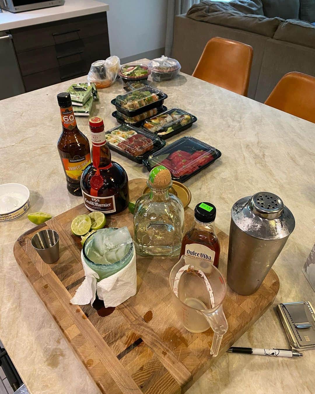 ストーン・コールド・スティーブ・オースチンのインスタグラム：「Nevada back to the Mean Streets of Los Angle Eze. Supporting our favorite sushi place and washing the trail dust down w BSR margaritas.  #brokenskullranch #cheers #sushi」
