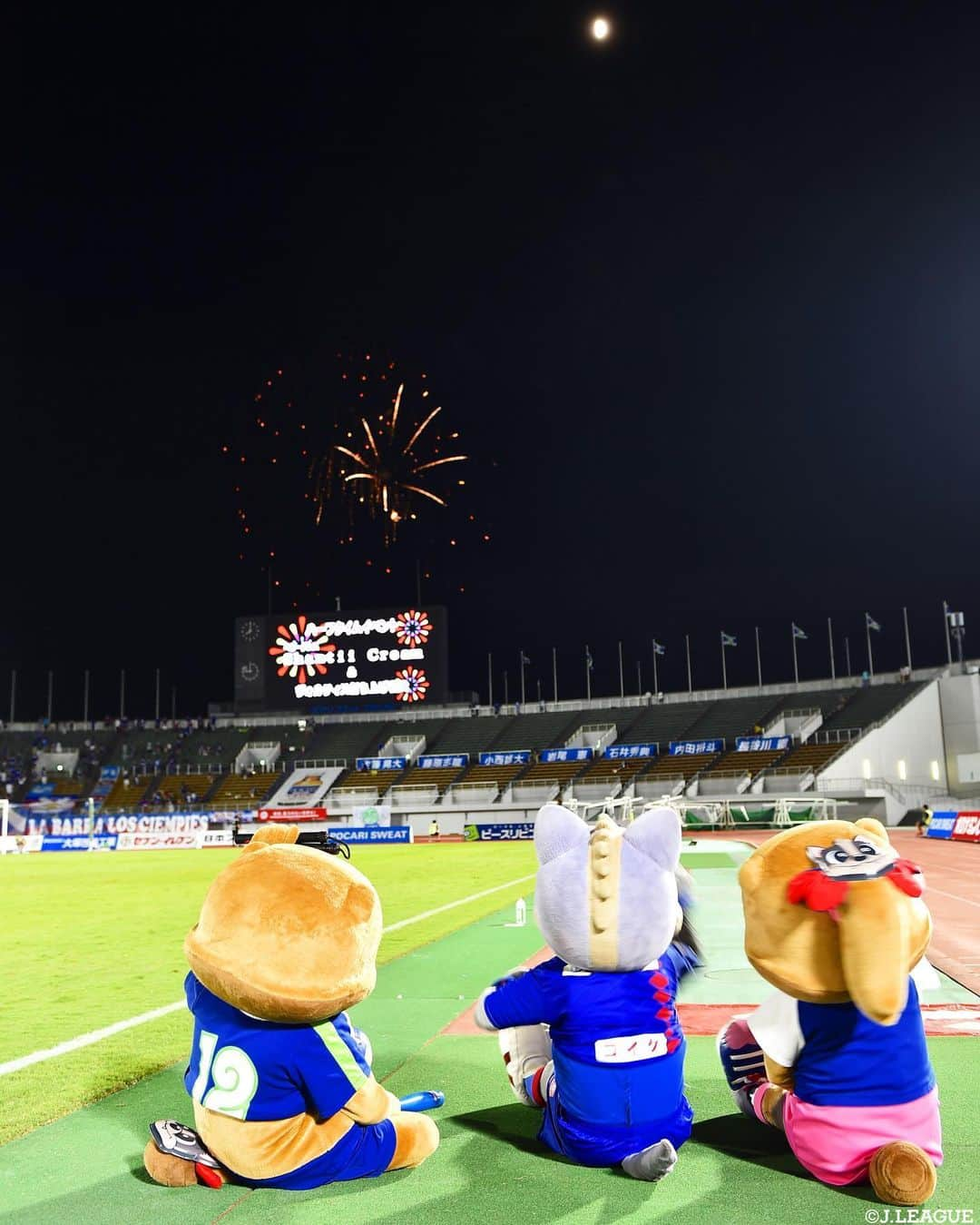 Ｊリーグさんのインスタグラム写真 - (ＪリーグInstagram)「.﻿ またみんなで一緒に見れたらいいね...☺️🎆﻿ ﻿ ﻿ #Ｊリーグ﻿ #jleague﻿ ﻿ #Ｊマスコット﻿ #徳島ヴォルティス﻿ #tokushimavortis ﻿ #tokushima #vortis  #ヴァンフォーレ甲府﻿ #ventforetkofu  #ventforet #kofu ﻿ #ヴォルタくん﻿ #ティスちゃん﻿ #ヴァンくん﻿ ﻿ #花火 #はなび #ハナビ﻿ #fireworks﻿ #夏の思い出 ﻿#花火の日  #最高の思い出﻿ #去年 #2019﻿ #去年の夏﻿ #かこぴっく#過去ピク﻿ #おもいでぐらむ」5月28日 10時46分 - jleaguejp