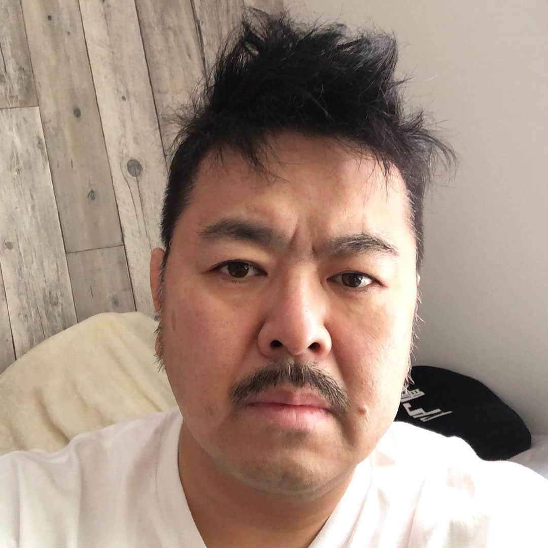 大地洋輔のインスタグラム：「🤷🏻‍♂️🤷🏻‍♂️🤷🏻‍♂️ 寝癖アヴァンギャルド」