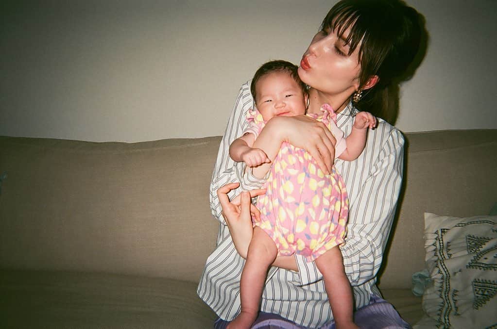 高松チェルシーリナのインスタグラム：「. 写ルンです！現像してきました📸 今時ケータイにデータ転送もできるんだね、すごすぎ。 QRコード読み取ってすぐ保存できました❤️ . 中高生の修学旅行の時とか写ルンです持って行ってたな😌 でも遠い記憶すぎて、使い方すっかり忘れて一番最後みたいな真っ暗な写真が大半をしめてました。 . 室内でもフラッシュ焚かないとダメだったみたい。笑　 超ショックだけどまたリベンジします！！！ #写ルンです#生後2ヶ月#新米ママ#ベビーカー#バガブー#授乳コーデ#女の子ママ#女の子ベビー」
