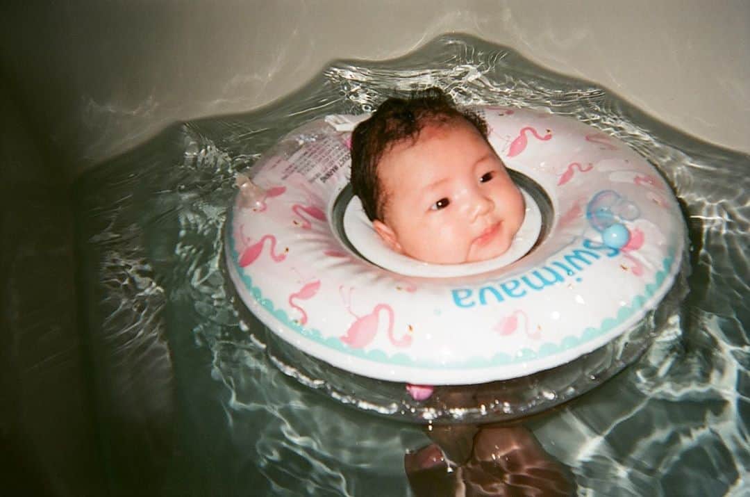 高松チェルシーリナのインスタグラム：「. ぷかぷかお風呂で気持ちいいなぁ🛀♨️ #写ルンです#スイマーバ#女の子ベビー#生後2ヶ月」