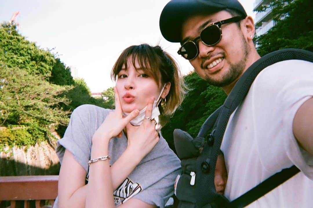 高松チェルシーリナのインスタグラム：「. 家族写真📸 うっすら写るベビー👶笑  #写ルンです」