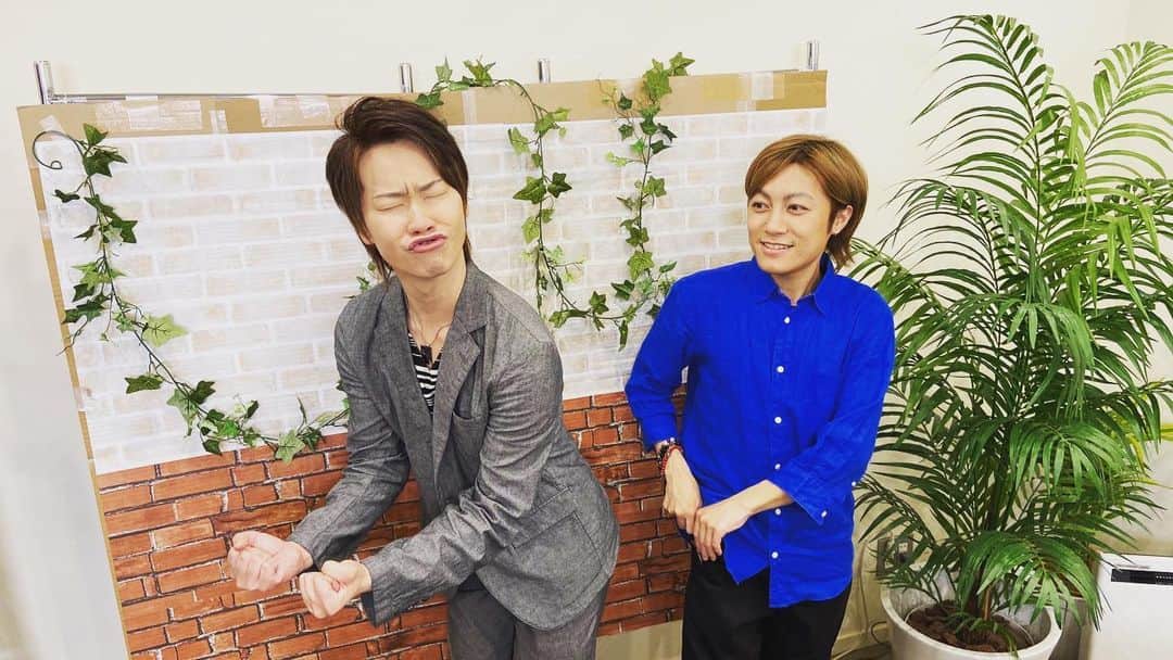 ヤマト（はやぶさ）のインスタグラム：「何気なくしたポーズですが、ちょっと気に入りました（笑）後々思ったのですが、大好きな『氣志團』の皆さんの『恋人』という曲に、似たようなポーズがあったような・・・。 #はやぶさ　#コンビ #氣志團」