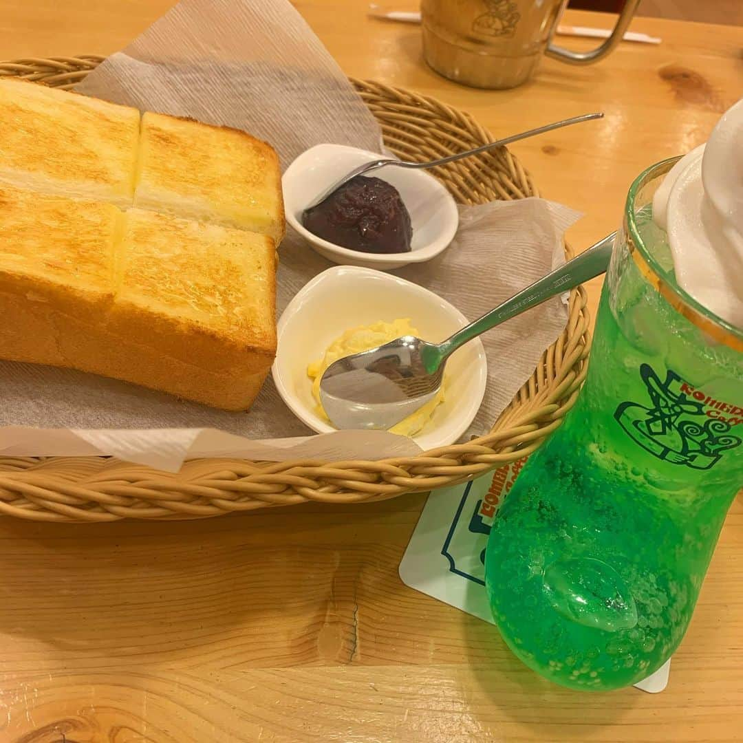 北村真姫さんのインスタグラム写真 - (北村真姫Instagram)「・ ・ ・ コメダ珈琲店☕💭💕 コメダのmorningに 行きたくなる病で行ってきた！ そして、大好きなクリームソーダ🍈 幸せでした🐖🐖🐖 ・ ・ ・ #コメダ #コメダ珈琲 #コメダモーニング #クリームソーダ #餡子 #💩 #インコ #幸せ #🐖 #morning #パンケーキ #ではないよ #トースト #まきてぃ #北村真姫」5月28日 10時57分 - kitamura__maki