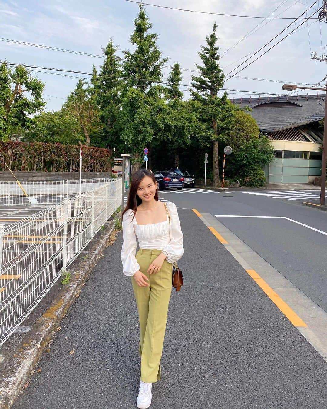 青山舞莉のインスタグラム：「tops @princesspollyboutique  bottoms @wego_official  shoes @nike  necklace @bershka  bag @gucci  watch @danielwellington  #コーデ　#夏服　#ootd #outfit #大学生コーデ #スニーカー　#スニーカーコーデ #洋服 #wego #nike #af1 #bershkastyle #gucci  #春服　#カジュアルコーデ　#お洒落さんと繋がりたい #fashion #outfits #ビジョビ」