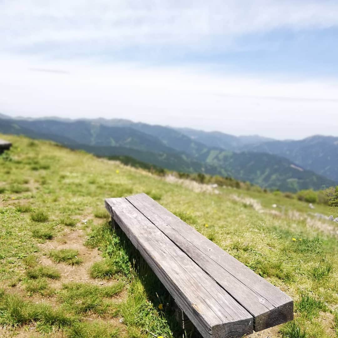 松本隆博のインスタグラム：「。 みなおはー 四国カルスト来ました(^ ^) ベンチもなんだか寂しそう… でももうすぐだよな(^-^)(^-^) 待ってろよ、もうすぐ座りに 戻るから～♪ ～人生遊歩道～」