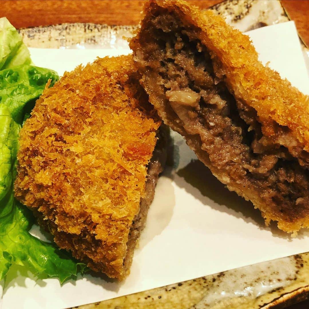 どんがめ三宮総本店のインスタグラム：「［2020-05-28］本日限定！ . 大好評【馬肉メンチカツ】が . 通常価格380円▶︎▶︎▶︎220円 . インスタフォロワー様限定なので、 注文時『インスタ価格にしといてや！』って言ってね！  本日も元気に12時から24時まで営業中ー。  みんなきてねー！  #どんがめ #さきいか #馬肉メンチカツ #クーポン　#三宮居酒屋  #三宮　#kobe #馬刺し　#フォロワー様限定」