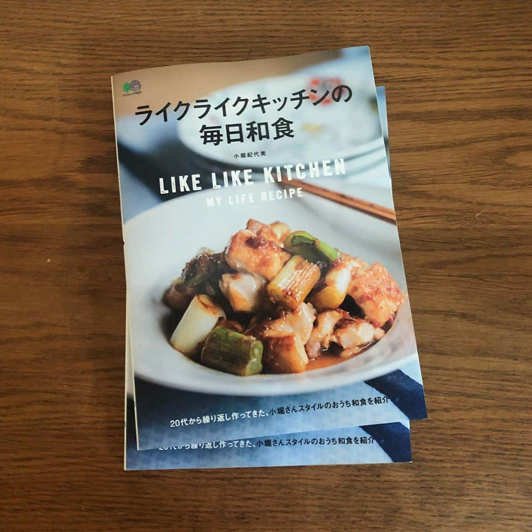 小堀紀代美さんのインスタグラム写真 - (小堀紀代美Instagram)「豚汁やひじきなど、普段何気なく作っている方も多いと思います。それぞれの家庭の味があって、今日のもこの間のもおいしかった！って、特別でなくて普通においしいことが嬉しいこと。そんなお料理の仲間ですよね。  我が家の豚汁には夏にはきゅうり、冬にはキャベツと練りゴマが入ります。出汁も入れます。味噌は八丁味噌と合わせ味噌を混ぜて。  きゅうり入りの豚汁は、母が上京した時によく行った串揚げやさんの思い出の味。母が「八丁味噌が入っているのですか？」とカウンター越しに訊き、聞きなれない「八丁味噌」の響きがわたしの中にインプットされた１０代の終わりこと。  〆に出でてきたお椀の中には、小さな豚肉と数本の針生姜、そして種が抜かれた輪切りのきゅうりがひらっと１枚浮いていて、それがとってもおいしくて、毎回楽しみだった最後の小さな１品でした。  そのお店はもう閉店されてしまったのですが、、、、きゅうり入りのお椀は私の中に刻まれ、いつしか豪快な豚汁に変身をとげています！（笑）  薄切りにしてさっとひと煮したきゅうりの香りと食感が良いのです。翌日の豚汁には新たに追いきゅうりをします！  私のレシピを活用していただけたら嬉しいのですが、まったく無視してもらっても（笑）普段の通りの豚汁を作り、最後にきゅうりを加えていただけたら、それもそれで嬉しいです！ぜひこれからの季節にお試しください。  生姜のすりおろし少々とごま油ひとたらしはぜひ加えてみてください。（でもね、八丁味噌にきゅうりがよく合うのですよー。と言いながら、この日の豚汁に八丁味噌を切らしていて入れていない、、、、野菜もあるもので） 。  そして、「ひじきの炒め煮」も野菜はあるものでどうぞ～。豚肉の代わりにベーコンも美味しいです。野菜がたっぷりがよいな、と色々加えていただいても大丈夫ですが、その場合は調味料もふやしてくださいねー。この日はパプリカが少ししか残っていなかったのでにんじんとれんこんを加えました。  ただいま暮らし上手 @kurashijouzu_official （エイ出版）のサイトで　for life kitchen　@forlifekitchen の引田さんご夫妻との対談をアップしています。思い出話を交えて料理についてお話ししているのでぜひご覧いただけたら嬉しいです。  引き続き「ライクライクキッチンの毎日和食」もどうぞよろしくお願いします。（我が家流、おおまかに和食ですが、、、😆） #ライクライクキッチンの毎日和食」5月28日 11時32分 - likelikekitchen