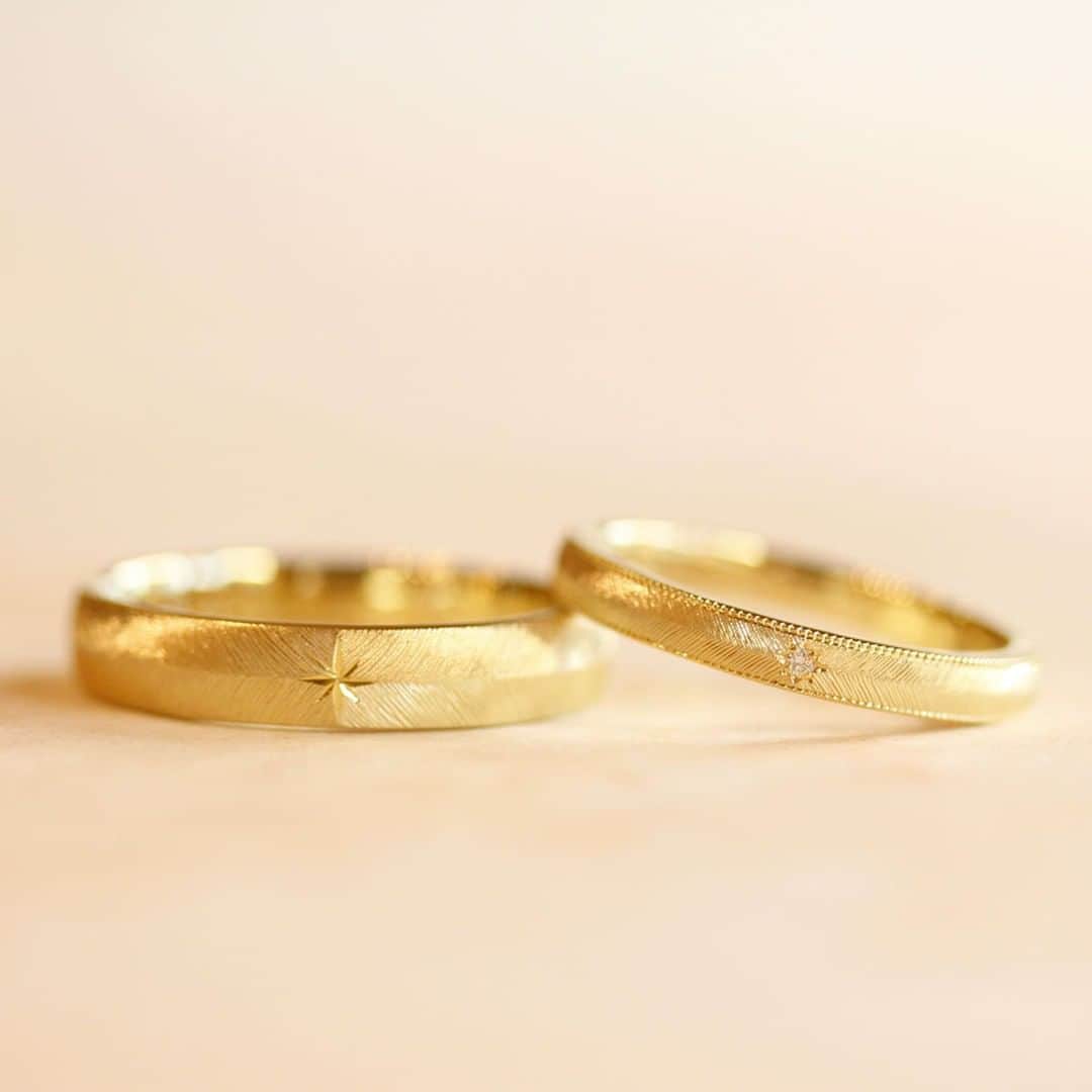 ith / イズ オーダメイド結婚指輪さんのインスタグラム写真 - (ith / イズ オーダメイド結婚指輪Instagram)「きっかけは、男性のお気に入り。 羽の彫り模様が施された 《ピウマ》がきっかけで アトリエを訪れてくださいました。  4.0mmに幅を増して、 男性の指輪は存在感たっぷりに。  女性の指輪の縁には、 お気に入りのミルグレインの装飾をプラスして より優しい雰囲気で。  それぞれ加えたアレンジで、 “お揃い” と“自分らしさ” を 両方盛り込んだ指輪をお仕立てしました。 . . ▽ 指輪について 結婚指輪(男性)：ピウマ K18YG：145,000円〜 . 結婚指輪(女性)：ピウマ K18YG：140,000円〜 . .  公式ハッシュタグ🤳✨ #イズマリッジ . . 【オンラインアトリエOPEN】 お二人それぞれのご自宅にいながら 指輪のオーダーメイドができる、 ithのオンライン相談が始まりました💻 → 詳細はプロフィールのURLにて🔗 . . #マリッジリング #エンゲージリング #結婚指輪 #婚約指輪 #カスタマイズ #指輪 #ダイヤモンドリング #婚約 #プレ花嫁 #ナチュラルウェディング #結婚指輪探し #指輪選び #指輪探し #結婚指輪選び  #イエローゴールド #ペアリング #プロポーズ #特別感　 #オーダーメイドリング #結婚指輪オーダー #ゴールドリング #パーソナライズ #結婚準備 #花嫁 #羽 #2020秋婚 #2020冬婚 #2021春婚」5月28日 11時35分 - ith_marriage