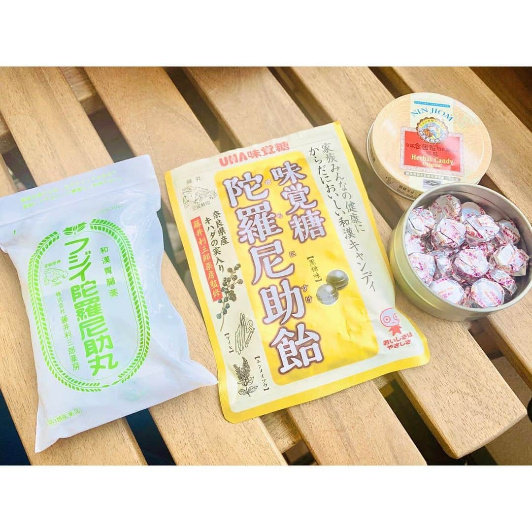 有村実樹さんのインスタグラム写真 - (有村実樹Instagram)「🐸﻿ 前回の投稿では、皆さんのおすすめおやつを沢山教えてくださりありがとうございました💕﻿ ﻿ 気になるものばかりで、どれにしようかとネット検索してます😋﻿ ﻿ ﻿ ﻿ ﻿ スイーツとはちょっと違いますが、私が最近お取り寄せしたのは、﻿ ﻿ ﻿ 🍬ニンジョム のど飴 杏仁豆腐味(右)﻿ 台湾のお土産で有名なようですが、日本でもAmazonで買えます👍﻿ 杏仁豆腐味が変わってるけど美味しくて、なんだか体に良い気がする。﻿ 好き嫌いが分かれる味なので、気になる方はちょっと覚悟してから通販してみてくださいね。﻿ 台湾は食べ物もコスメも素敵なものが多いので、他にも色々気になってます。﻿ ﻿ ﻿ ﻿ 💊フジイ陀羅尼助丸(左)﻿ 300年前から奈良の吉野に伝承されているという歴史ある胃薬！﻿ お土産でもらって以来我が家の常備薬にしていて、﻿ 飛行機やホテルの冷房で、旅先では必ずと言って良いほど胃を壊すので、旅行にも必ず持参。﻿ こちらも取り扱い店が関東ではなさそうなので通販で購入。﻿ 個人的にカエルが好きなのでパッケージも好き🐸💕 ﻿ 独特の漢方の香りがクセになって、匂いを嗅いでいるだけで安心するほどに好きになってしまったのですが、﻿ (正露丸が好きな人とかいませんか？それと同じ感じです笑) HPを見ていたらUHA味覚糖が陀羅尼助丸の飴を出しているのを発見！﻿ ﻿ ﻿ 早速、飴も通販しました。﻿ 👇﻿ ﻿ 🍬フジイ 陀羅尼助飴(真ん中)﻿ 陀羅尼助丸の薬ほど強くはないけど、ほんのり漢方の香り。﻿ 味は黒糖のような優しい甘味です。﻿ 私は好きですが、こちらも漢方系なので好き嫌いがありそうかな？﻿ ﻿ ﻿ 漢方は体にあってる気はするのですが、﻿ 本格的なものは煮出したりと手間がかかり続けるのは少し面倒だから、のど飴などで取り入れられると気軽で良いなと思います。﻿ ﻿ ついお菓子やデザートを食べる回数が増えますが、漢方系の飴なら罪悪感も少なくて、口寂しさも補えますね〜☺️﻿ ﻿ ﻿ ﻿ ﻿ #漢方 #お取り寄せ #飴 #胃薬 #フジイ陀羅尼助丸 #陀羅尼助飴 #uha味覚糖 #ニンジョム #ninjiom #杏仁豆腐 #杏仁豆腐味 #台湾 #taiwan #taiwanfood #薬 #奈良 #奈良吉野 #常備薬」5月28日 12時04分 - arimura_miki