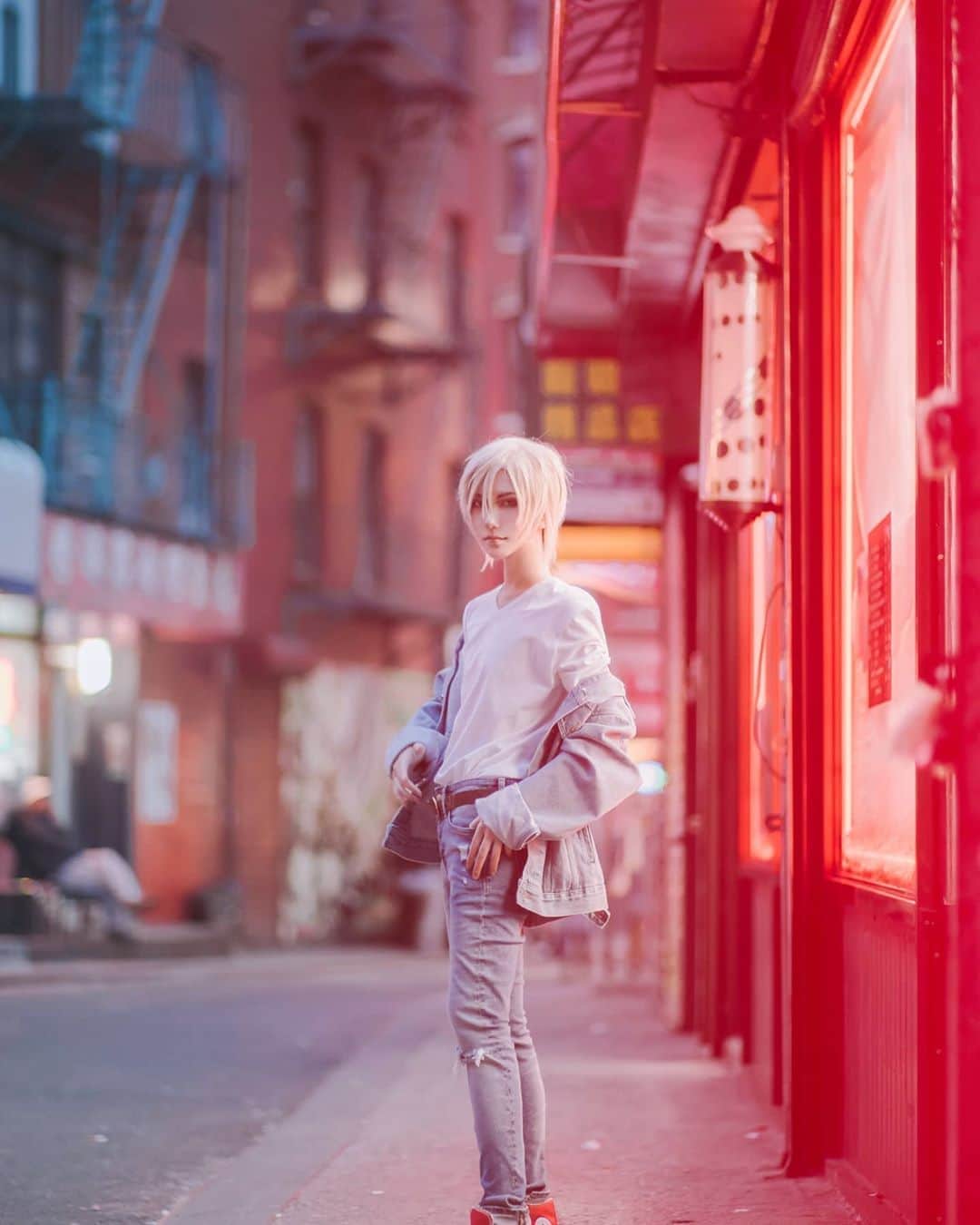 ひかりんのインスタグラム：「Only @lostdumplings can work the magic and make new York China Town look This good 🔥 Ash Lynx | banana fish #ashlynx #bananafish #cosplay #bl」