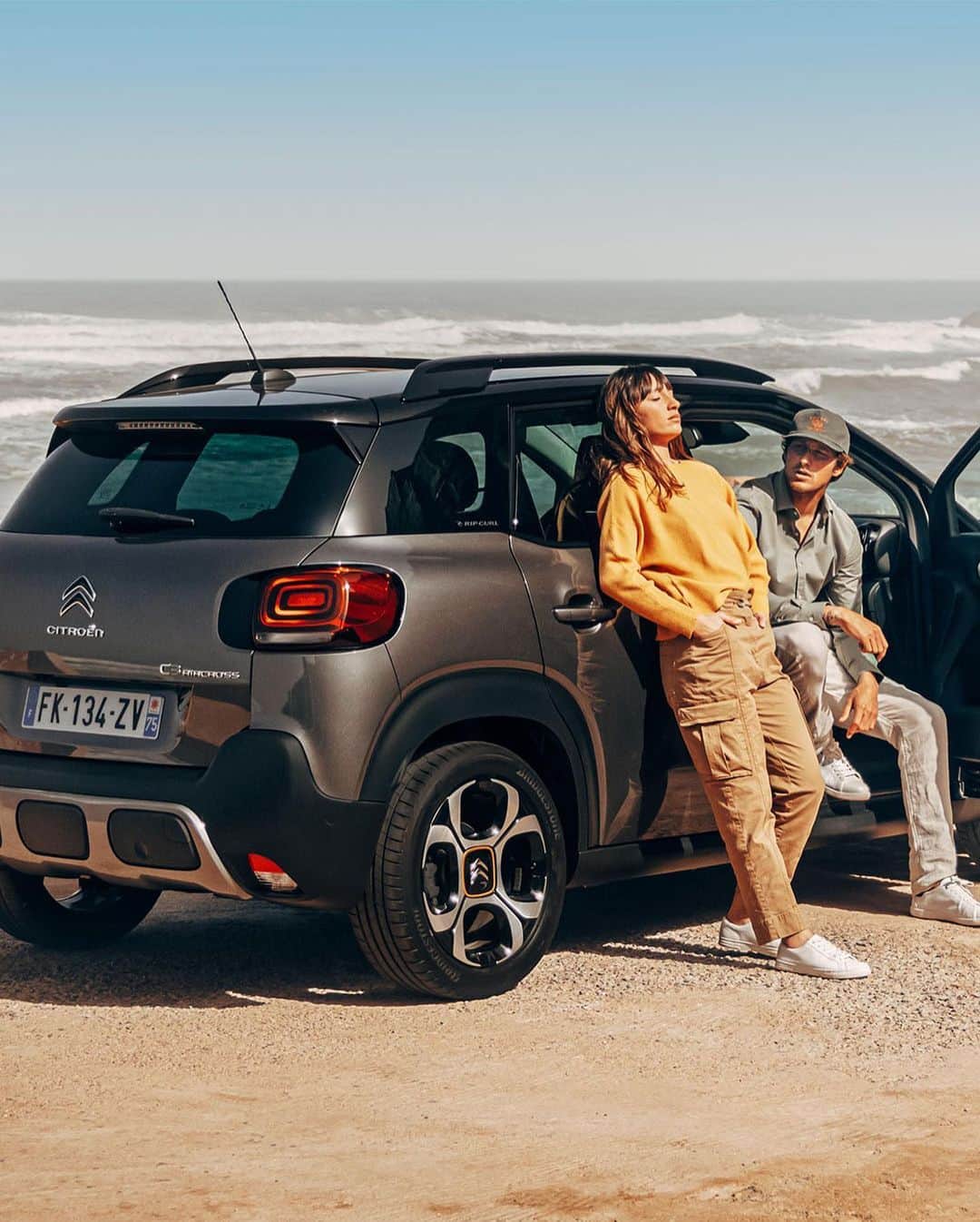 のインスタグラム：「New Citroën C3 Aircross SUV Rip Curlがフランスで発表されました。 外出を心置きなく楽しめる、その日のために。  #CitroenC3Aicross #SUV #RipCurl #Comfort ※日本導入時期は未定です。」