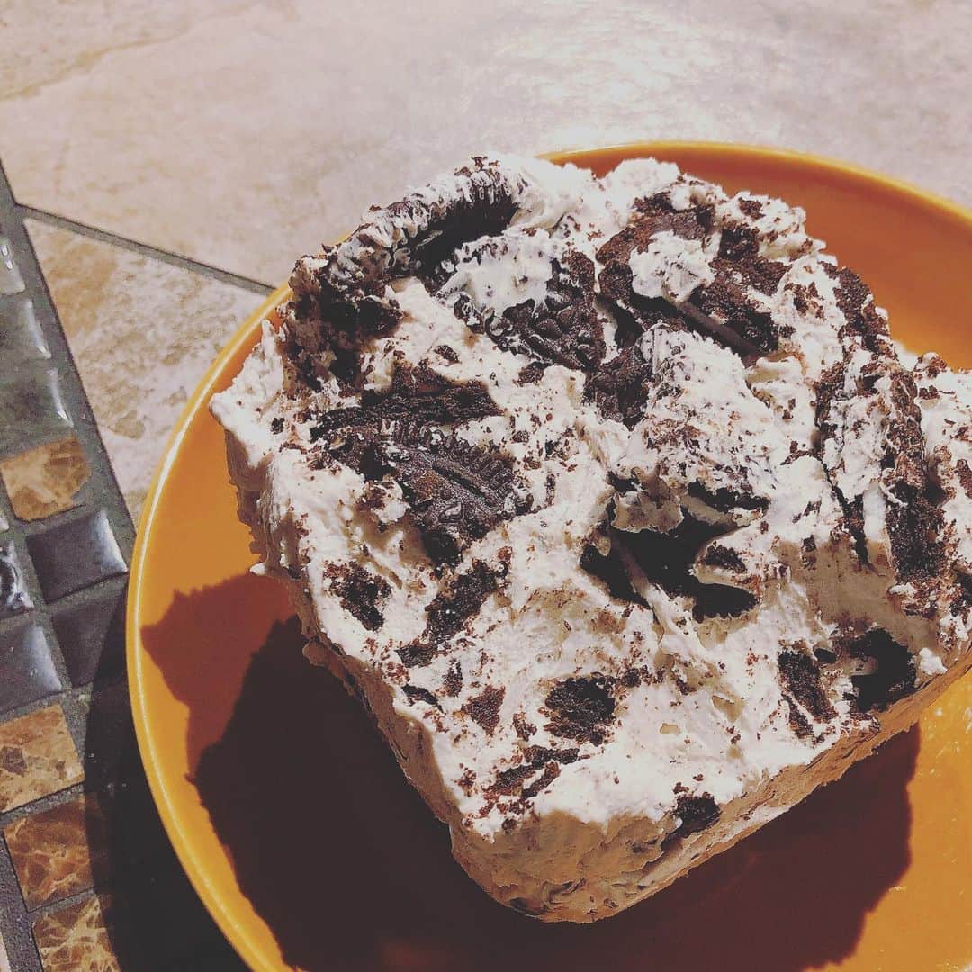 千秋さんのインスタグラム写真 - (千秋Instagram)「世の皆さんと同じようにうちの娘も見事にお菓子作りにハマりまして。YouTubeなどで見つけては試行錯誤を繰り返しているのですが、今回作ったのはこちら。たいそう立派なオレオチーズケーキが出来ました。巨大な塊に一瞬たじろぎましたが、美味しゅうございました👏🏻✨ #お菓子作り #オレオチーズケーキ #切らないの？  #苺chef🍓←新しいタグ🏷」5月28日 12時02分 - chiaki77777