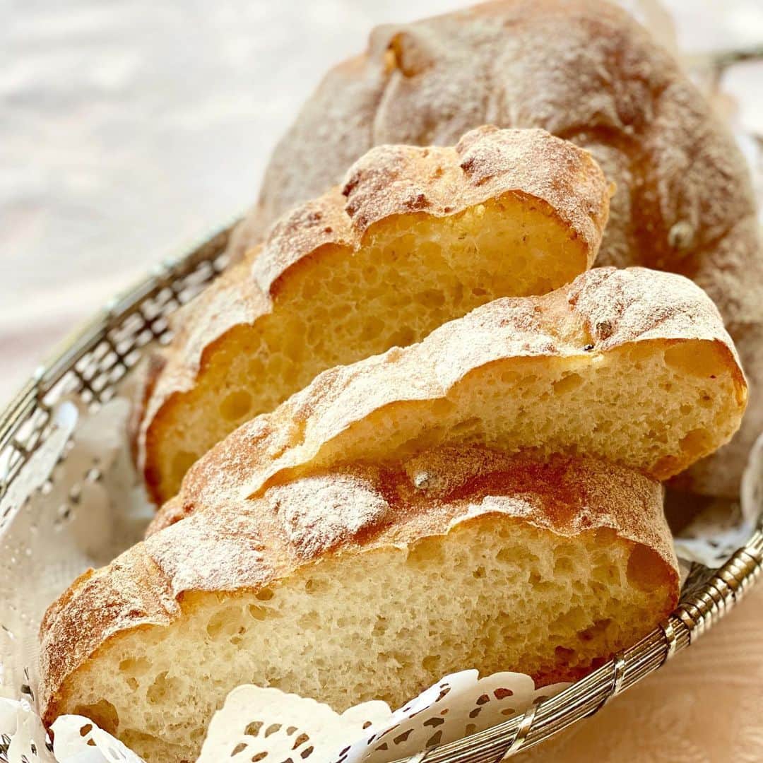 牛窪万里子さんのインスタグラム写真 - (牛窪万里子Instagram)「手作りのパンを頂きました！  噛むとさらに味わいがあり、美味しくて食べすぎてしまいました！  心がこもった手作りは一番ですね！  ありがとうございました💕  #手作りパン #美味しくて幸せ  #homemade」5月28日 12時03分 - mariko_ushikubo