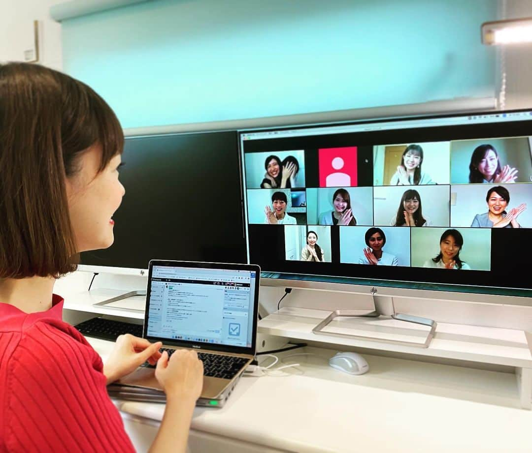 樋田かおりさんのインスタグラム写真 - (樋田かおりInstagram)「在宅ワーク2ヶ月目。 ロケで使用する風防つきのマイクを準備するアナウンサーが登場「少しでも聞きやすい声を届けたくて♡」 顔色が良くなる照明を購入して「話しかけやすい表情、雰囲気をだしたくて」だったり。 画面うつりよくなるカラーの服を着てみたり・・・ テレビ番組の画角で常に口角意識して座っているプロもいる。 画面写り、見せ方を工夫する習慣がある職種ならではの在宅ワークのこだわりが見えました＾＾ #アナウンサー　#トークナビ  #女子アナ広報室　#女子アナ先生 #リモートワーク  #在宅勤務」5月28日 22時53分 - toida_kaori