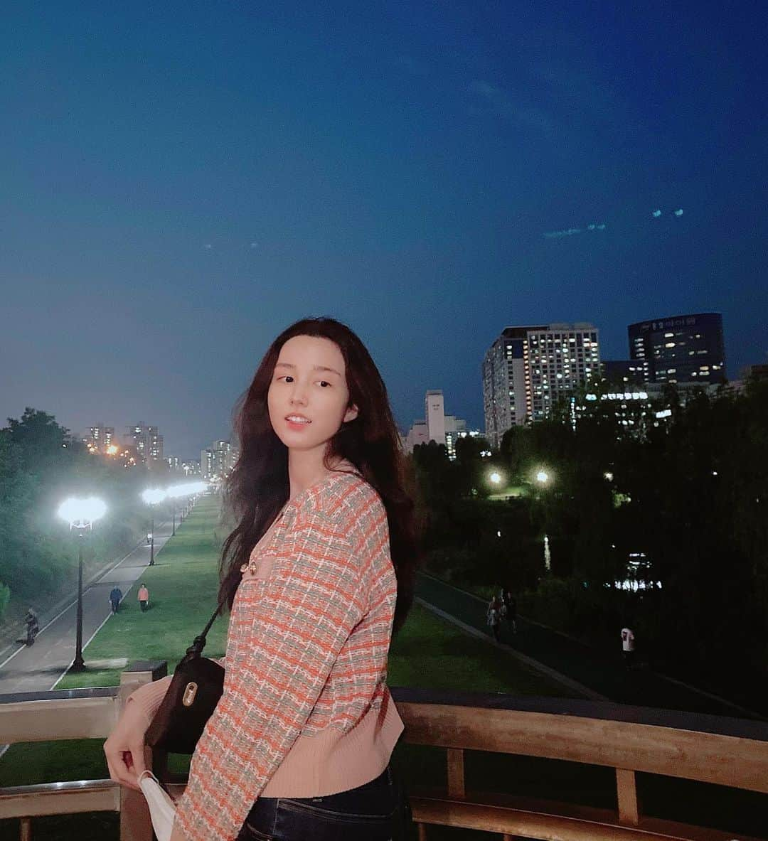 ティア さんのインスタグラム写真 - (ティア Instagram)「밤산책💖 Late night stroll🌙 w/ @kimdanee」5月28日 22時58分 - tia_0315