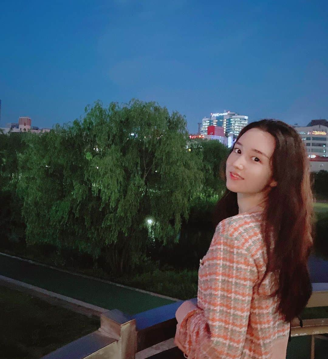 ティア さんのインスタグラム写真 - (ティア Instagram)「밤산책💖 Late night stroll🌙 w/ @kimdanee」5月28日 22時58分 - tia_0315