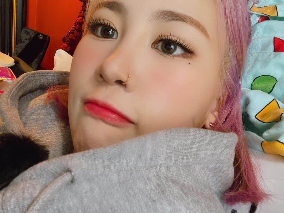 パク・ジミン のインスタグラム：「오늘방송 잘봔니! 마지막영상은 작가님께서 들어오셔서 놀란 제임이얌 담주도 본방하쟈💗🍒 그리구 자꾸 나 빙봉닮았다구 하는데 솔직히 빙봉은너무해.. 믱」