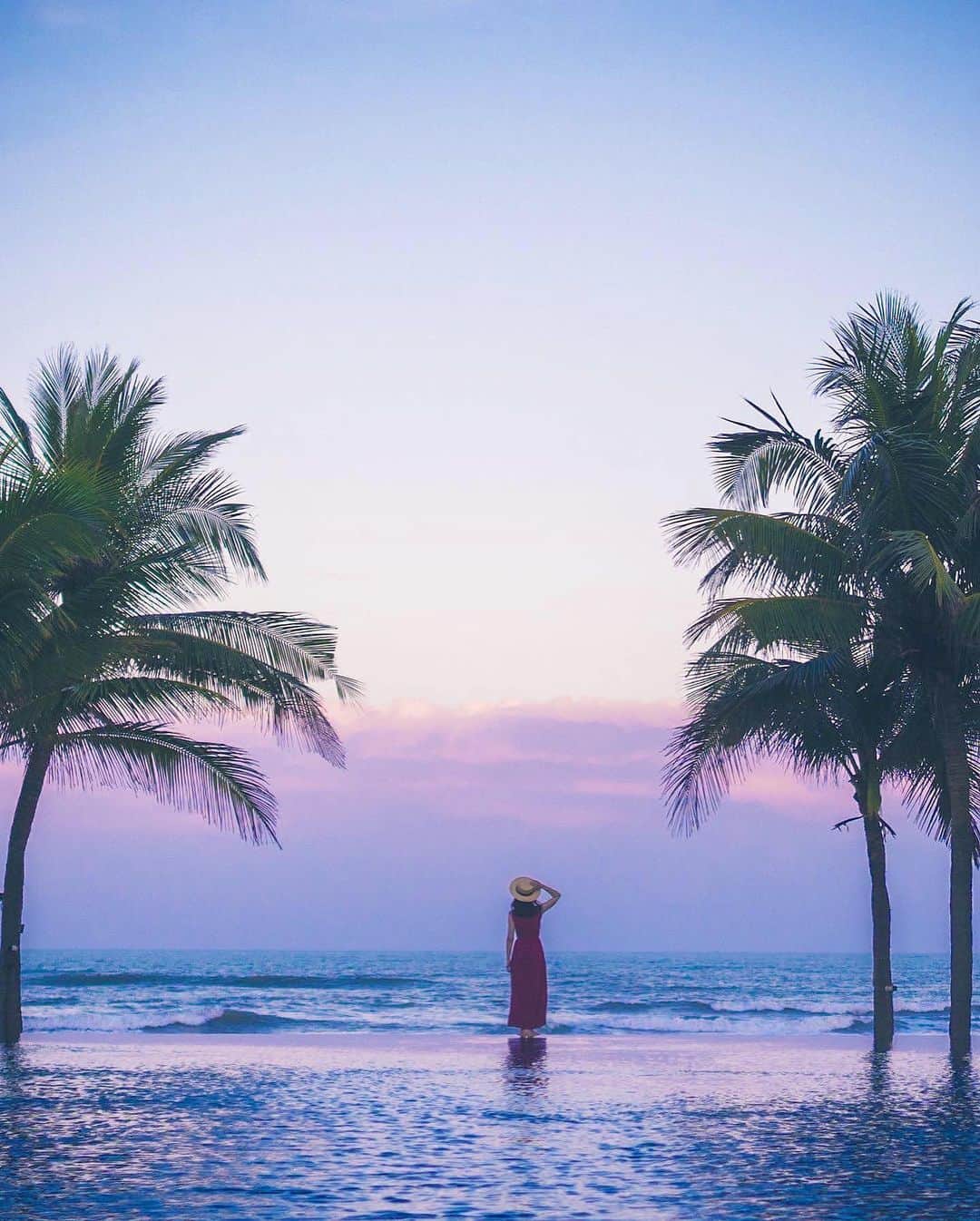 mikicoco00のインスタグラム：「* * グラデーション 夕日と波の音が心地よかった〜😌 * * またいつか行きたいベトナム。 なんてったって ご飯が美味しいから🙊🤤💓 * * お仕事も少しずつスタート！ 色々と配慮して下さってありがたい🙏 思いやりもって、過ごしていきたいですね･:*+. * * * * #Vietnam#danang  #beautifulview#sea #ベトナム#ダナン#ダナンホテル #ダナンスパ#ダナンの海#綺麗な景色 #振り返るシリーズ」