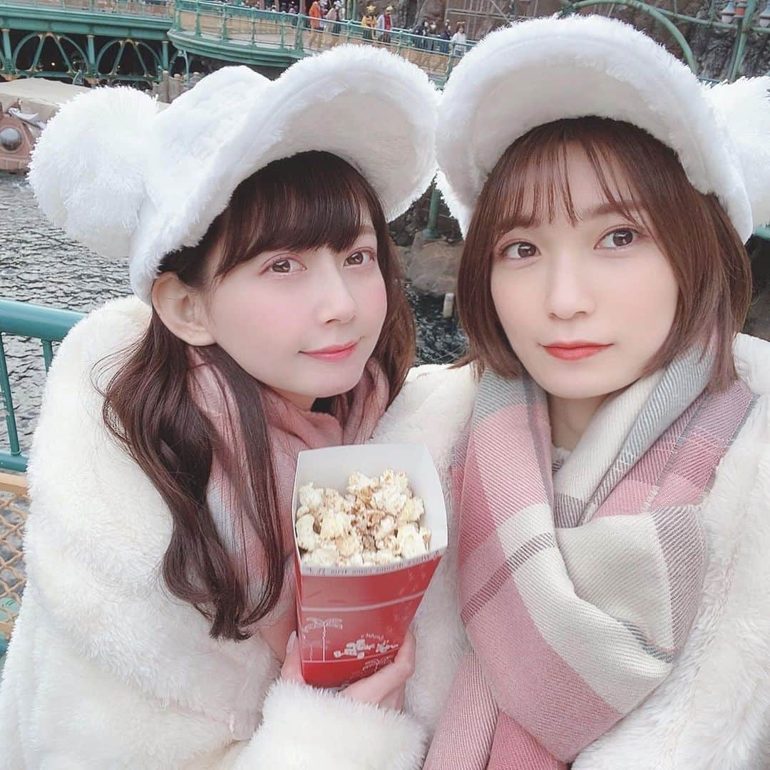 金久保マユ（ぼんぼん）さんのインスタグラム写真 - (金久保マユ（ぼんぼん）Instagram)「最近室内の写真ばっかりだったので、過去のだけど外の写真を、、🐭 . ディズニーで双子コーデした時の！ 楽しかったな〜〜。 . . 今日は22時にYouTube上がるので、是非チェックして下さいねー！今日の音はやばいぞ！ぞっくぞくします。ガサツな音が好きな私だけど、今日は丁寧に撮ってみました！♡ . . . . . . . #おうち時間#おうち時間を楽しむ#おうち時間を楽しもう#おもいでぐらむ #ディズニー#ディズニーランド#双子コーデ#双子#双子コーデディズニー#かわいい#もふもふ#しろ#ふわふわ#ゆるふわ#コーデ#美意識向上#かわいくなりたい#きょコ#帽子#ロングスカート#ロング#冬コーデ#YouTube#asmr#asmrsounds#love#animegirl#disney#disneyland#disneygram」5月28日 21時31分 - kanakubo_mei