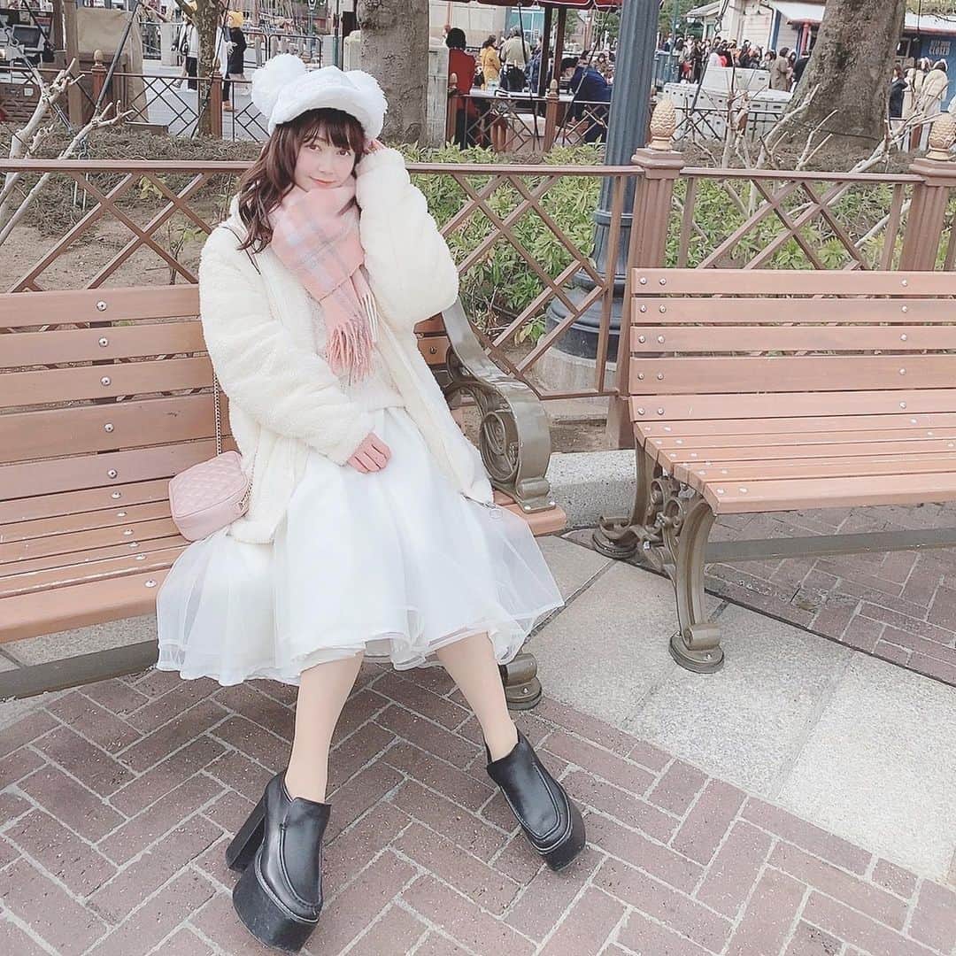 金久保マユ（ぼんぼん）のインスタグラム：「最近室内の写真ばっかりだったので、過去のだけど外の写真を、、🐭 . ディズニーで双子コーデした時の！ 楽しかったな〜〜。 . . 今日は22時にYouTube上がるので、是非チェックして下さいねー！今日の音はやばいぞ！ぞっくぞくします。ガサツな音が好きな私だけど、今日は丁寧に撮ってみました！♡ . . . . . . . #おうち時間#おうち時間を楽しむ#おうち時間を楽しもう#おもいでぐらむ #ディズニー#ディズニーランド#双子コーデ#双子#双子コーデディズニー#かわいい#もふもふ#しろ#ふわふわ#ゆるふわ#コーデ#美意識向上#かわいくなりたい#きょコ#帽子#ロングスカート#ロング#冬コーデ#YouTube#asmr#asmrsounds#love#animegirl#disney#disneyland#disneygram」