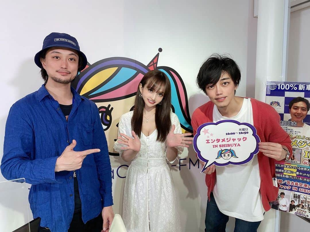 宇佐美あいりさんのインスタグラム写真 - (宇佐美あいりInstagram)「今日は #渋谷クロスFM エンタメジャック IN SHIBUYA でした🐰💓 見てくれた皆さんありがとうございました✨ とてもためになるお話でしたね☺️そして今日は新しいメンバーの松原功さんとはお初でした(ᵔᴥᵔ)次回6月18日になります♡  #cute#sexy#お姉さん#グラドル#公開収録#公開#ラジオ#渋谷クロスFM#エンタメジャクinshibuya#SHIBUYA#レギュラー#出演#shibuya#渋谷#生放送#新型コロナウィルス#コロナウィルス感染拡大防止#スタジオ#観覧#禁止#お家で過ごそう#japanesegirl#followme #instadaily#instalike#igers #selfie#instagood」5月28日 21時31分 - airi.usami_official