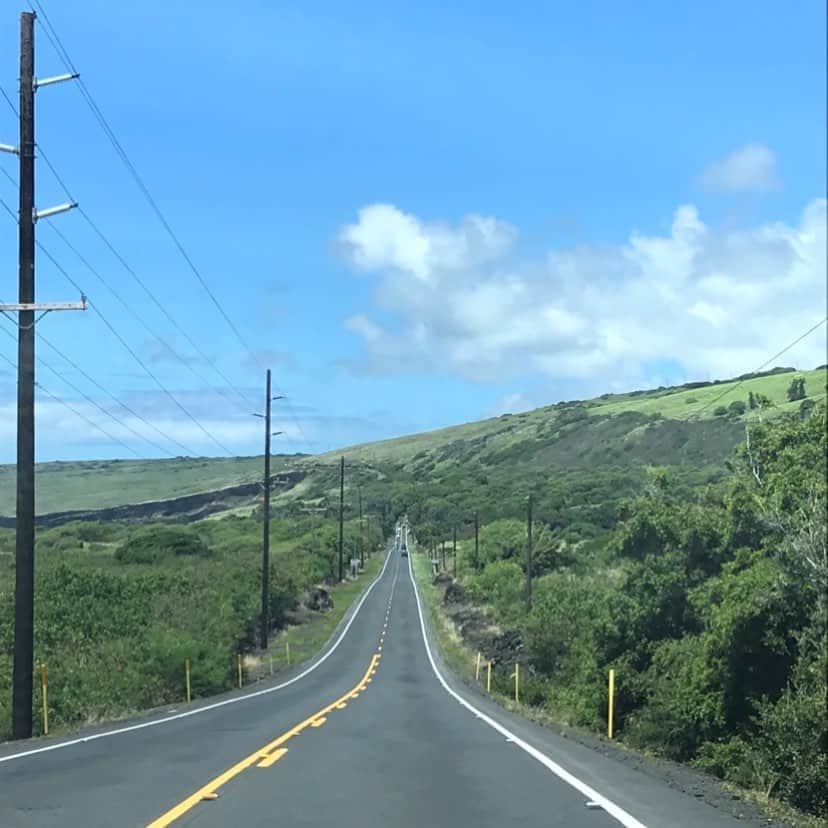 美城れんのインスタグラム：「今日は… ハワイ島の一本道。 あぁーーーーーーと言いながら車で走り抜けたい😆✨✨✨　楽しい事を考えたい😊 今日も、ありがとうございます。全てに心からの感謝を… 😌✨🙏　今、自分に出来る事を…mahalo🌈✨」