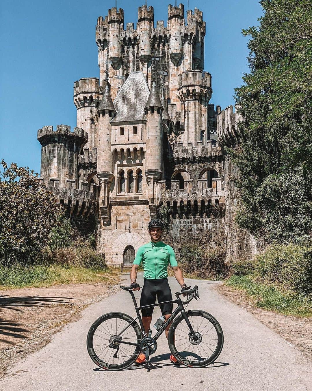 イバイ・ゴメスのインスタグラム：「Paseito 🚴 ¿Sabéis por donde ha tocado hoy, no? 🏰😍」