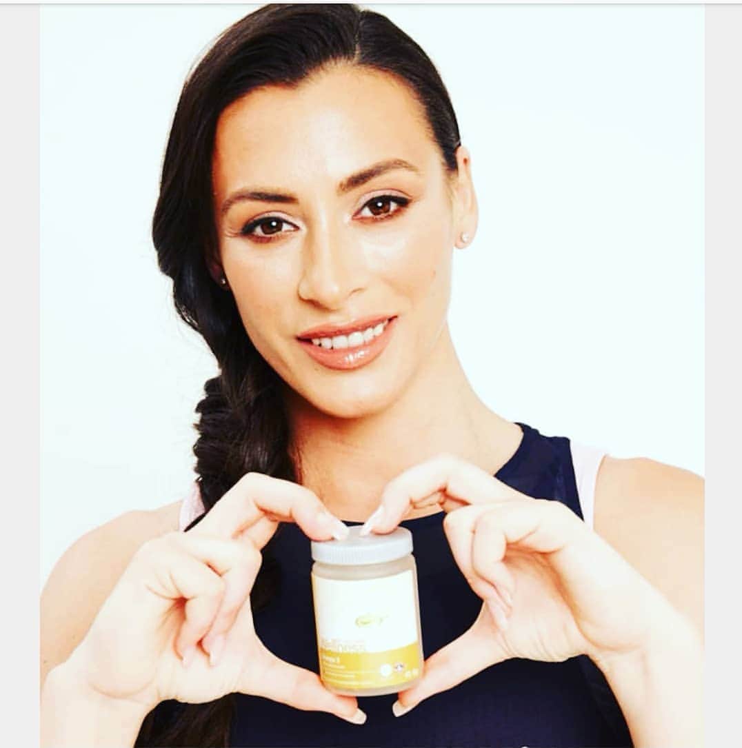 カタリナ・ポノルのインスタグラム：「Am fost mereu preocupată de sănătatea mea fizică și mentală, iar colaborarea mea cu @oriflameromania ca Ambasador Wellness, imi oferă posibilitatea de a da răspândi aceste cunoștințe. Aflu lucruri noi in fiecare zi și mă bucur că vă pot povesti despre produse de calitate, cu ingrediente și extracte naturale, necesare organismului nostru. Astăzi, vreau sa vorbim despre Omega-3. Acești acizi se află în fiecare membrană celulară a întregului organism și, prin urmare, sunt vitali pentru celulele sănătoase. Omega 3 din gama #WellnessbyOriflame este un produs cu puritate farmaceutică, care nu conține metale grele, organisme modificate genetic sau agenți de contaminare, iar capsula este din gelatină de pește.  O capsulă aurie de Omega 3 in fiecare zi asigură buna funcționare a creierului, conține necesarul de acizi grași pentru articulații, piele, ochi, sânge și reduce semnificativ riscul bolilor de inimă, iar o ❤  sănătoasă iubește mai mult! Ai grijă de sănătatea ta. Dă-i tag unei prietene care trebuie sa afle despre acest produs!」