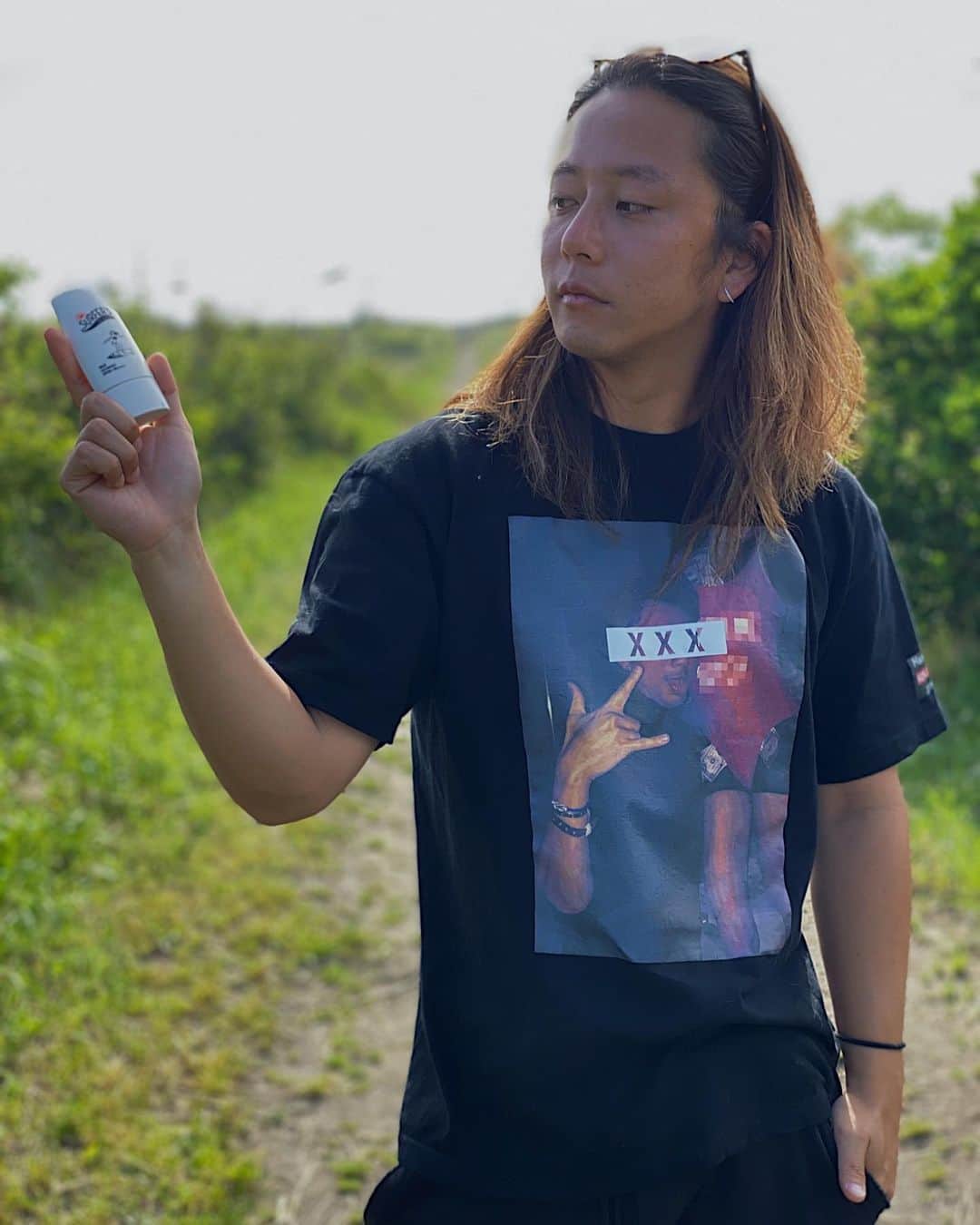 伊東大輝のインスタグラム：「海水浴などに来た人が使う日焼け止めがサンゴ礁を破壊しているって知ってますか？ 日焼け止めに含まれる紫外線カット成分が海の生き物やサンゴ礁の生育を阻害して環境を破壊しているんです。 自分でも環境を守ることの１つとして僕は紫外線吸収剤不使用の @surfersdiane　の商品を使っています。 ３種類あるUVケア商品の中で僕はUVミルクがお気に入り🙏🏽 ノンケミカル　SPF50+　PA++++で、思いっきり遊びたいアクティブシーンにオススメ‼️ 肌に優しく馴染むし白くなりにくくて石鹸でもすぐ落とせるので使ってます💪🏽 マリンスポーツをする者として少しでも綺麗な海を未来に残しておきたい。  ちなみに #マツキヨ でも売ってました。  #surfersdiane #サーファーズダイアン #UVカット #紫外線カット #ノンケミカル #紫外線吸収剤不使用 #美容 #cosme #コスメ #日焼け止め #海にやさしい #スーパーウォータープルーフ#200分間耐水 #無香料 #pr」