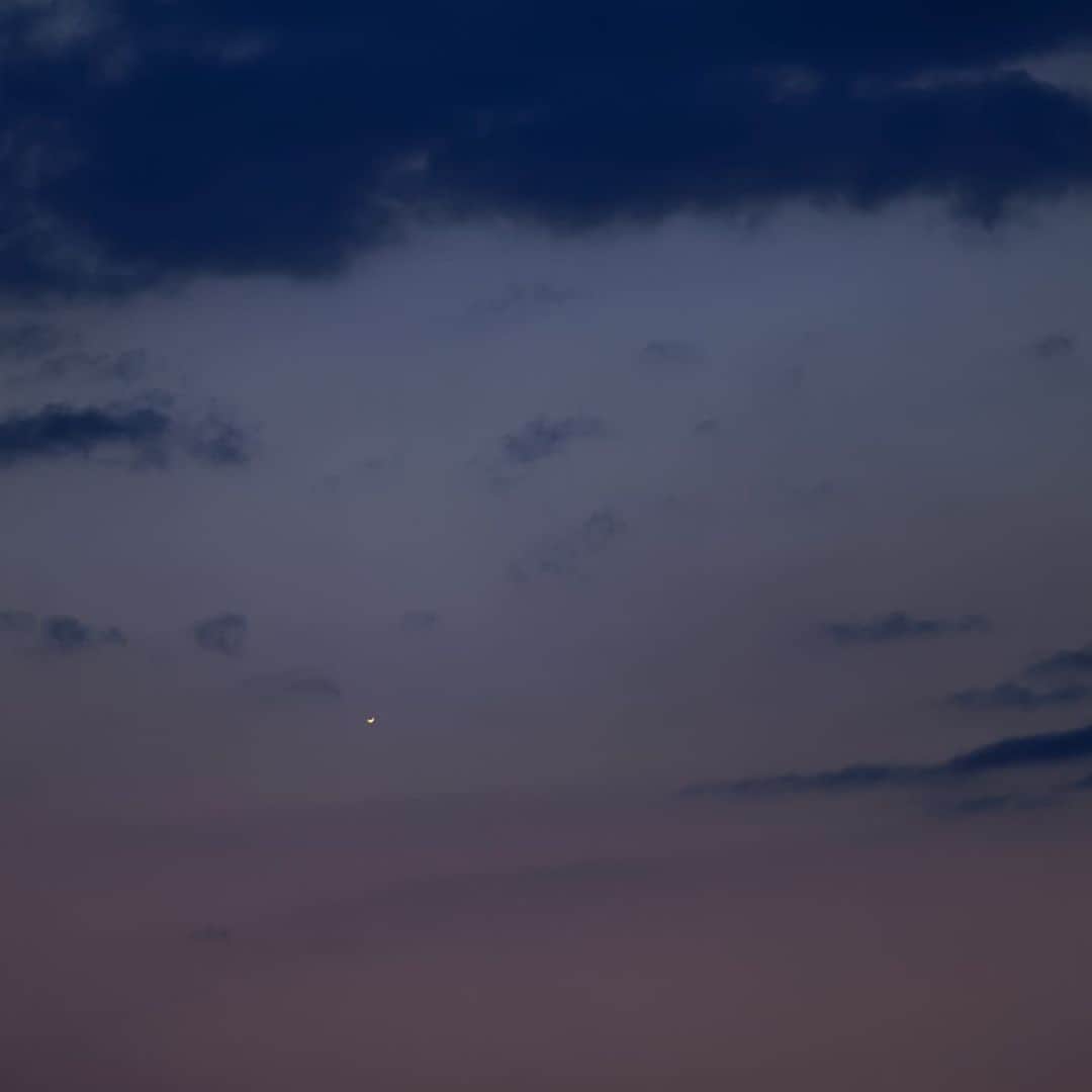 KAGAYAさんのインスタグラム写真 - (KAGAYAInstagram)「雨上がりの夕暮れ、西の低空にまだ金星が見えました。 超望遠レンズで撮影すると三日月のように欠けているのが写りました。 （写真を拡大するとわかります。本日、東京にて撮影）」5月28日 21時46分 - kagaya11949