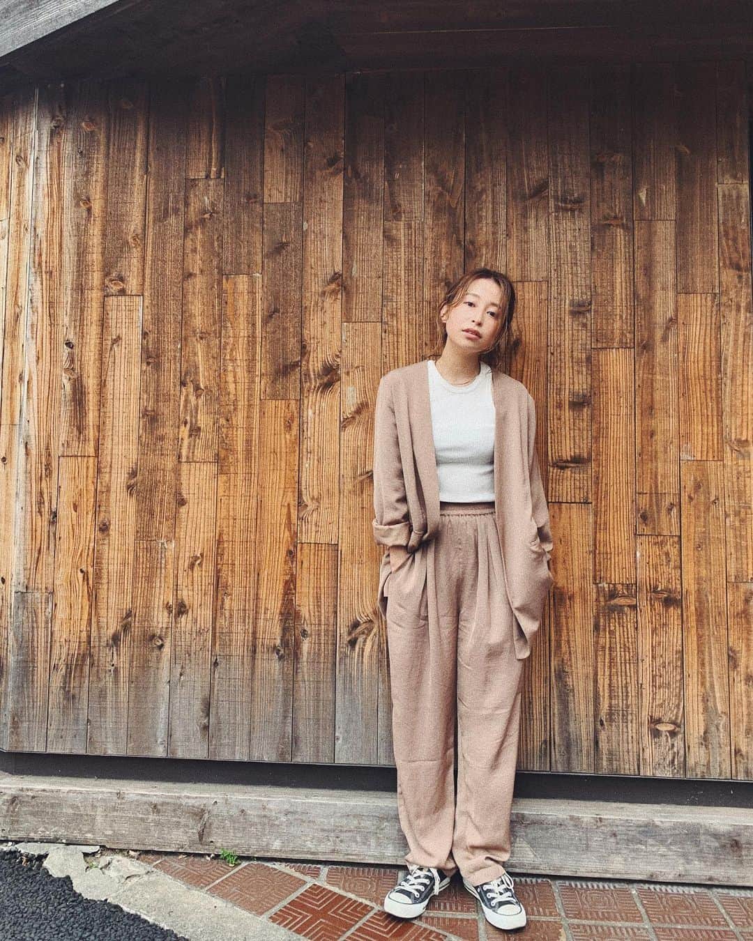 のインスタグラム：「. . . ちゃっかり買ってて着れずにいた Ungridのサテンのセットアップ 今日の気温にちょうど良かった🌿 . . ＿＿＿＿＿＿＿＿＿＿＿＿＿＿＿＿＿＿＿＿＿＿＿＿＿＿＿ #fashion#outfit#ootd#coordinate#setup#satin #ungrid#todayful#lifes#converse#サテン#セットアップ」