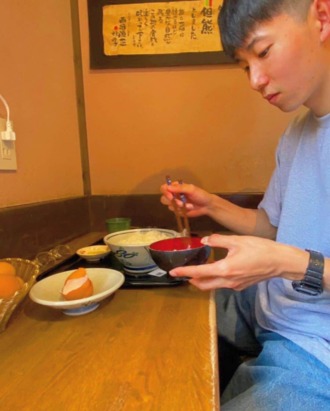 太田りこさんのインスタグラム写真 - (太田りこInstagram)「卵かけご飯が食べられるお店　但熊🧸 この日に限ってすごく天気が良くて30℃の中1時間半並んでありつけたお昼ご飯🍚🥚卵かけご飯の卵はかけ放題でカゴに積んである🥚 濃厚ですごく美味しかった☺️ ちなみに1枚目の写真のクマは後ろに入り口のあるトイレでした☺️ 最後の写真はソーシャルディスタンス保たれた距離で遠い😗 —— #兵庫県 #豊岡市 #但熊 #卵かけご飯 #卵かけご飯専門店 #tkg #egg #ootd #japan #japanesefood #toyooka #tankuma」5月28日 21時59分 - porico0617