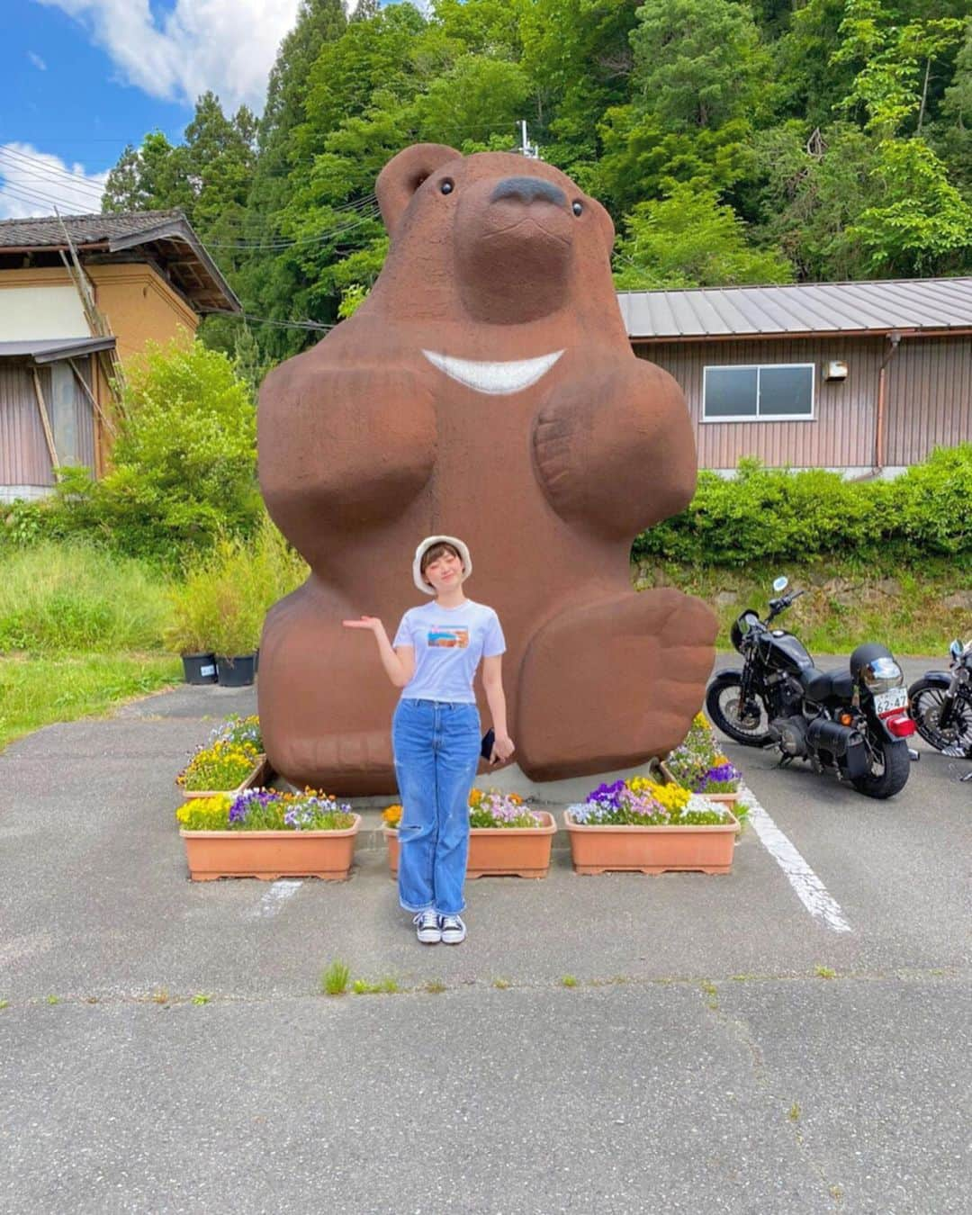 太田りこさんのインスタグラム写真 - (太田りこInstagram)「卵かけご飯が食べられるお店　但熊🧸 この日に限ってすごく天気が良くて30℃の中1時間半並んでありつけたお昼ご飯🍚🥚卵かけご飯の卵はかけ放題でカゴに積んである🥚 濃厚ですごく美味しかった☺️ ちなみに1枚目の写真のクマは後ろに入り口のあるトイレでした☺️ 最後の写真はソーシャルディスタンス保たれた距離で遠い😗 —— #兵庫県 #豊岡市 #但熊 #卵かけご飯 #卵かけご飯専門店 #tkg #egg #ootd #japan #japanesefood #toyooka #tankuma」5月28日 21時59分 - porico0617