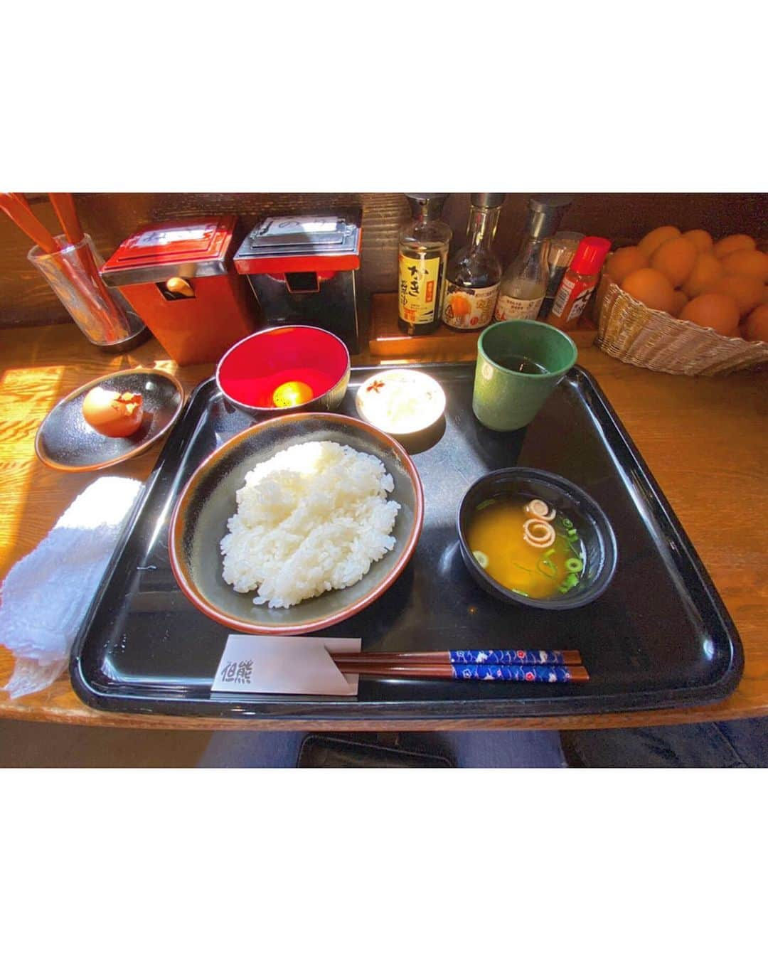 太田りこさんのインスタグラム写真 - (太田りこInstagram)「卵かけご飯が食べられるお店　但熊🧸 この日に限ってすごく天気が良くて30℃の中1時間半並んでありつけたお昼ご飯🍚🥚卵かけご飯の卵はかけ放題でカゴに積んである🥚 濃厚ですごく美味しかった☺️ ちなみに1枚目の写真のクマは後ろに入り口のあるトイレでした☺️ 最後の写真はソーシャルディスタンス保たれた距離で遠い😗 —— #兵庫県 #豊岡市 #但熊 #卵かけご飯 #卵かけご飯専門店 #tkg #egg #ootd #japan #japanesefood #toyooka #tankuma」5月28日 21時59分 - porico0617