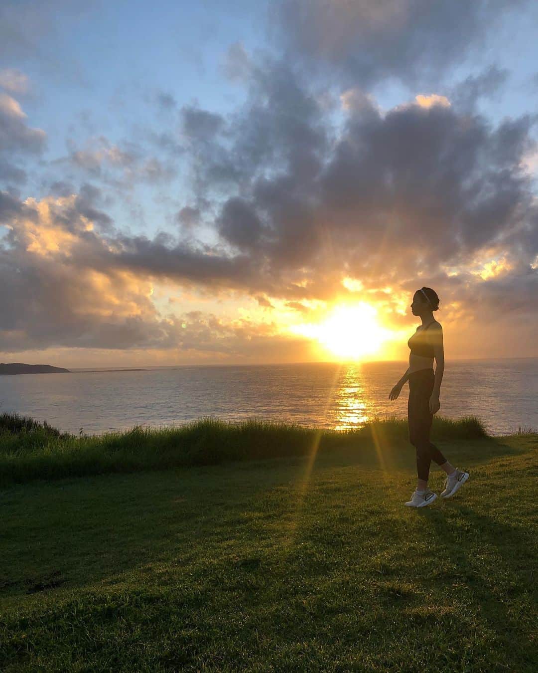 岩崎志保のインスタグラム：「#10x10challenge🔥 ✖︎ #HOMETEAMHERO  明日5/29(金)〜6/7(日)世界で行われるHOMETEAM HERO CHALLENGE。この活動はアディダスのアプリで計測したトレーニングの時間に応じて、アディダスが #COVID19Fund に寄付する活動です。 _ GWにやった10x10challengeでは偶然にも毎回adidasのトレーニングアプリを使っていたしこのキャンペーン期間も10日間。もうこれはやるしかないよね、ということでまたやっちゃうよ😉❤️🔥 _ #10x10challenge🔥  2nd season. 5/29(金)〜6/7(日) AM9:00 JST  また毎朝みんなと一緒に10分トレーニングが出来ることを楽しみにしています！💕 _ #createdwithadidas @adidas @adidastokyo #身体が喜ぶカラダ作り」