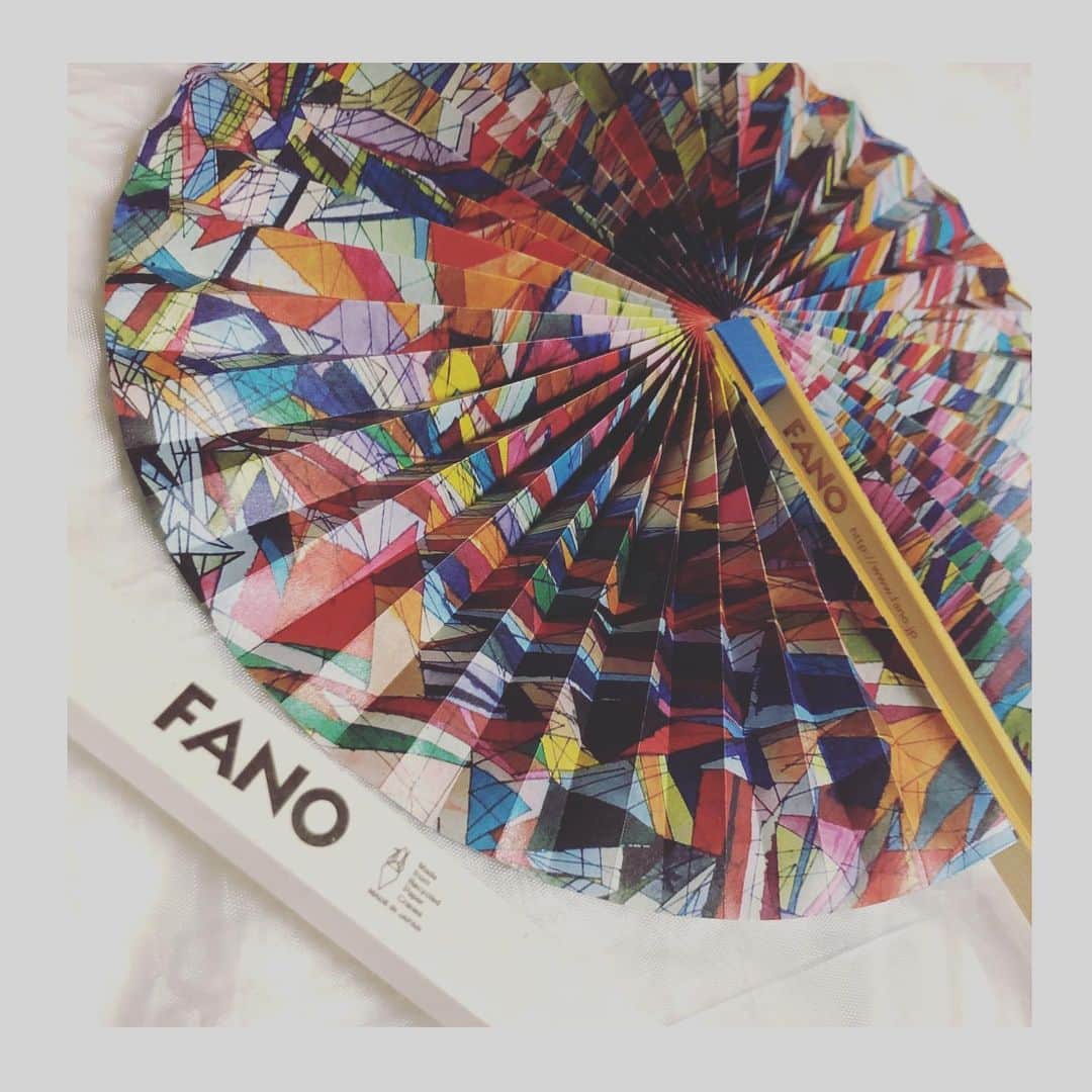 葛巻舞香さんのインスタグラム写真 - (葛巻舞香Instagram)「「HERALBONY ART HOLDING FAN」… 世界中から平和への思いを込めて広島に贈られた折り鶴。 その再生紙を利用して作られた扇ブランドFANO 「ファーノ」とHERALBONY「ヘラルボニー」の新作コラボレーション。  私が今回選んだのは八重樫道代さんの『おりがみ』という作品が描かれた扇子。  そして、八重樫季良さんの『無題（家）』（黒）が描かれたアートハンカチ。  素晴らしい才能と表現力、 それをカタチにする発想力と実行力。  ヒトとヒトがコラボレーションして生み出すものが、他の誰かの感動を生む。  HERALBONYが発信する、全てのヒトが繋がるアートの世界。 とてもあたたかくて私は好きです。  #HERALBONY #ヘラルボニー #八重樫道代 #michiyoyaegashi  #八重樫季良 #kiyoshiyaegashi  #あなたがこの世に遺したもの #作品は生き続ける #art #fano #扇子 #ハンカチ」5月28日 22時07分 - maika.kzm