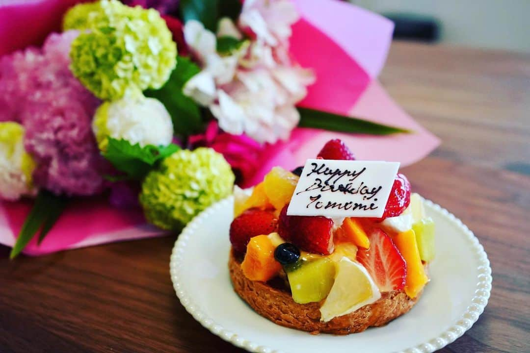 湯田友美さんのインスタグラム写真 - (湯田友美Instagram)「念願のケーキ三昧な1日🍰🐷 今年は、コロナで外食は無理だなと思いケーキワンホールをリクエスト🎂🤤昨夜やっぱり自分が作ったご飯を食べるのは嫌だ！と言い出しw1組しか予約を取らないお店が見つかり、久々の外食ができました🥺 ・ 改めて、こんな私と関わってくれる周りの皆さんに感謝です。昔から何年も友達でいてくれる人は奇跡です。笑 この一年も周りの人を大切に、素直に伸び伸びと成長します😆🌱 ・ #20200528 #ありがとう😊 #ケーキ大好き #二回もケーキ食べてローソクの火消してご満悦 #私みたいな人嫌だ 笑」5月28日 22時00分 - yudatomomi