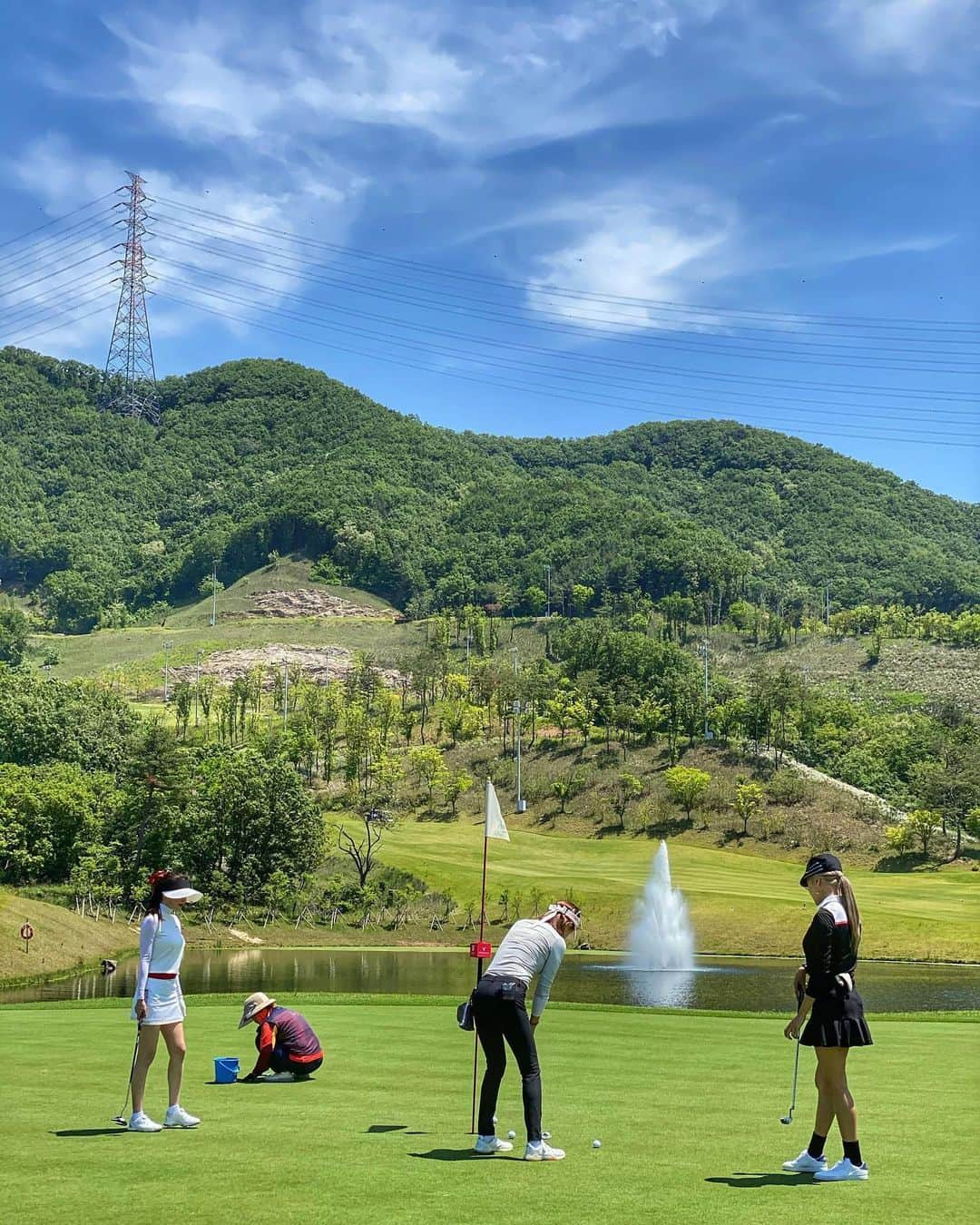 ハン・ジウンさんのインスタグラム写真 - (ハン・ジウンInstagram)「- 파란하늘만 보면 마음이 🥰☁️💙 모든게 완벽한데 나만...나만...😑」5月28日 22時02分 - jieun_han