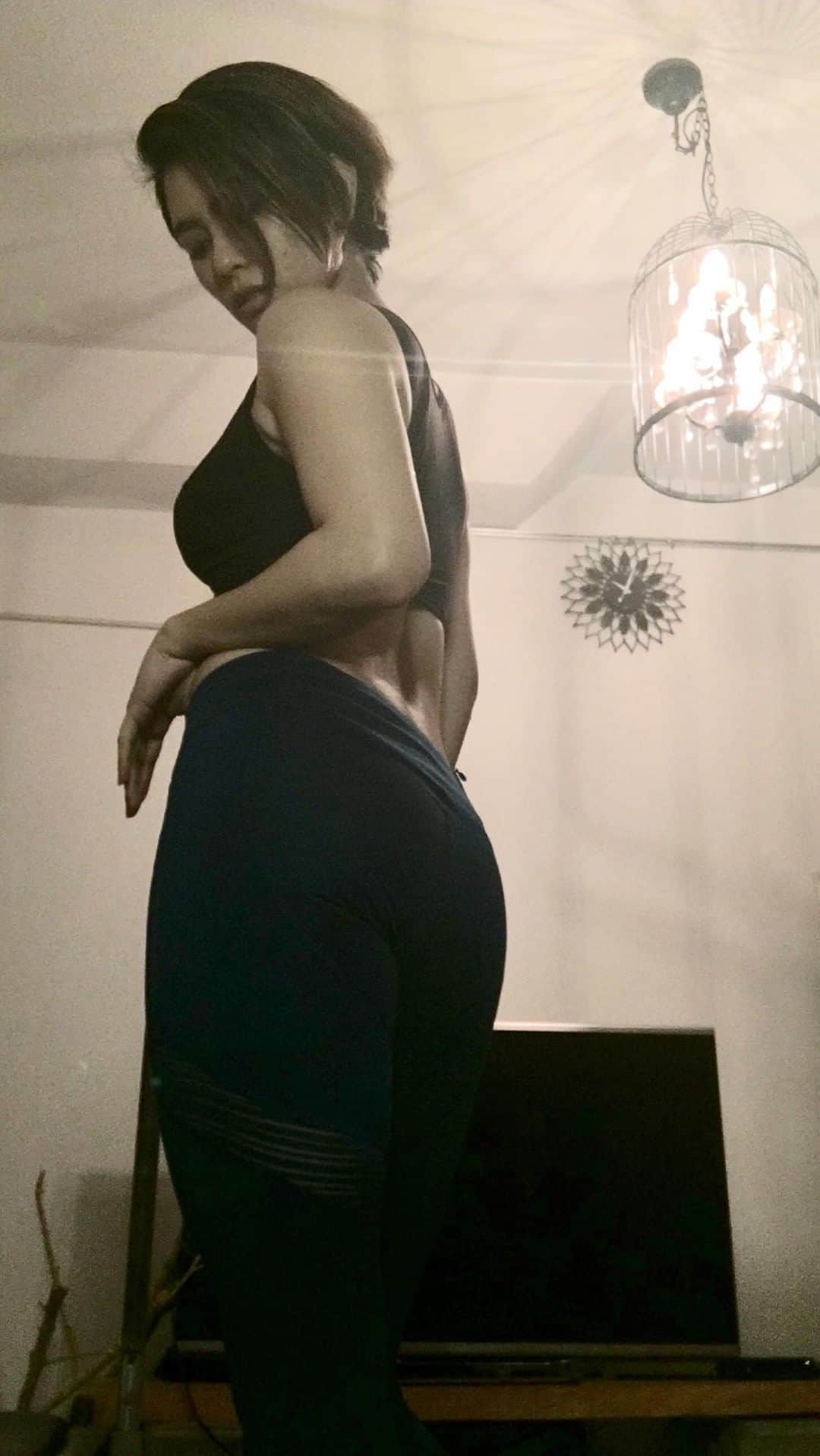 金城優華のインスタグラム：「#youcanfit  本日のメニュー ・片足上げスクワット　15回×3セット ・サイドスクワット　　15回×3セット ・ブルガリアンスクワット15回×3セット ・ヒップスラスト 15回×3セット ・フロッグ　うつ伏せ　15回×3セット  腹筋メニュー ・サイドクランチ　15回×3セット ・プランクサイドリフト　15回×3セット ・ロシアンツイスト 　15回×3セット ・おまけの　8の字ツイスト（楽しんで‼︎) 大きな筋肉ハムストリングでとお尻を動かして、代謝アップのメニュー‼︎」